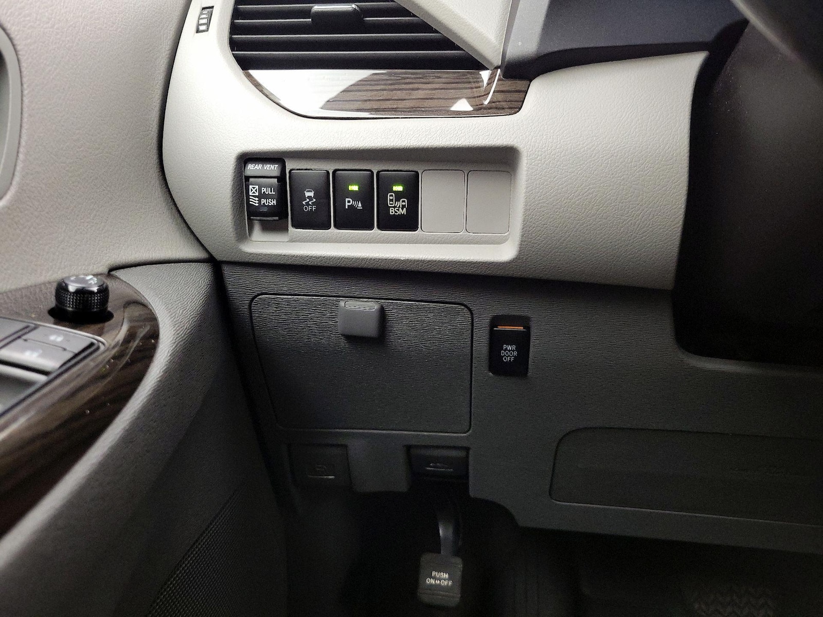 2017 Toyota Sienna XLE - Photo 14