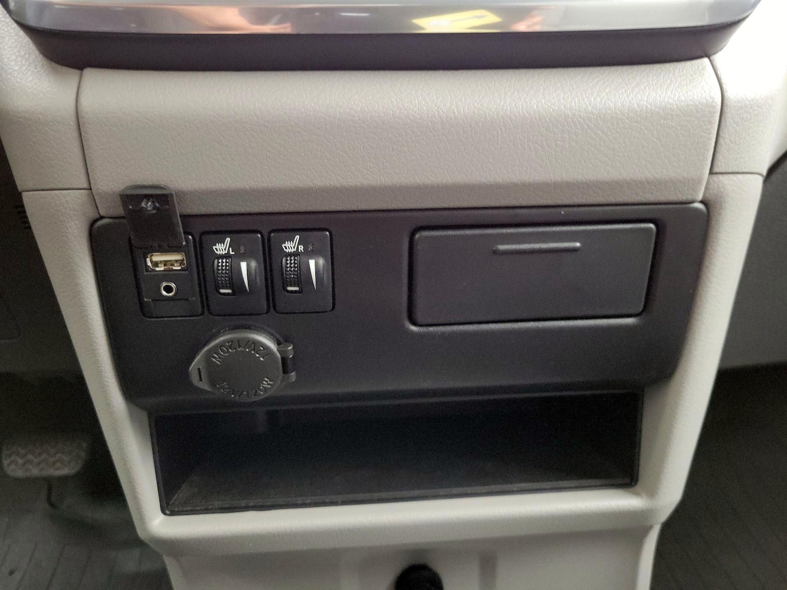 2017 Toyota Sienna XLE - Photo 19