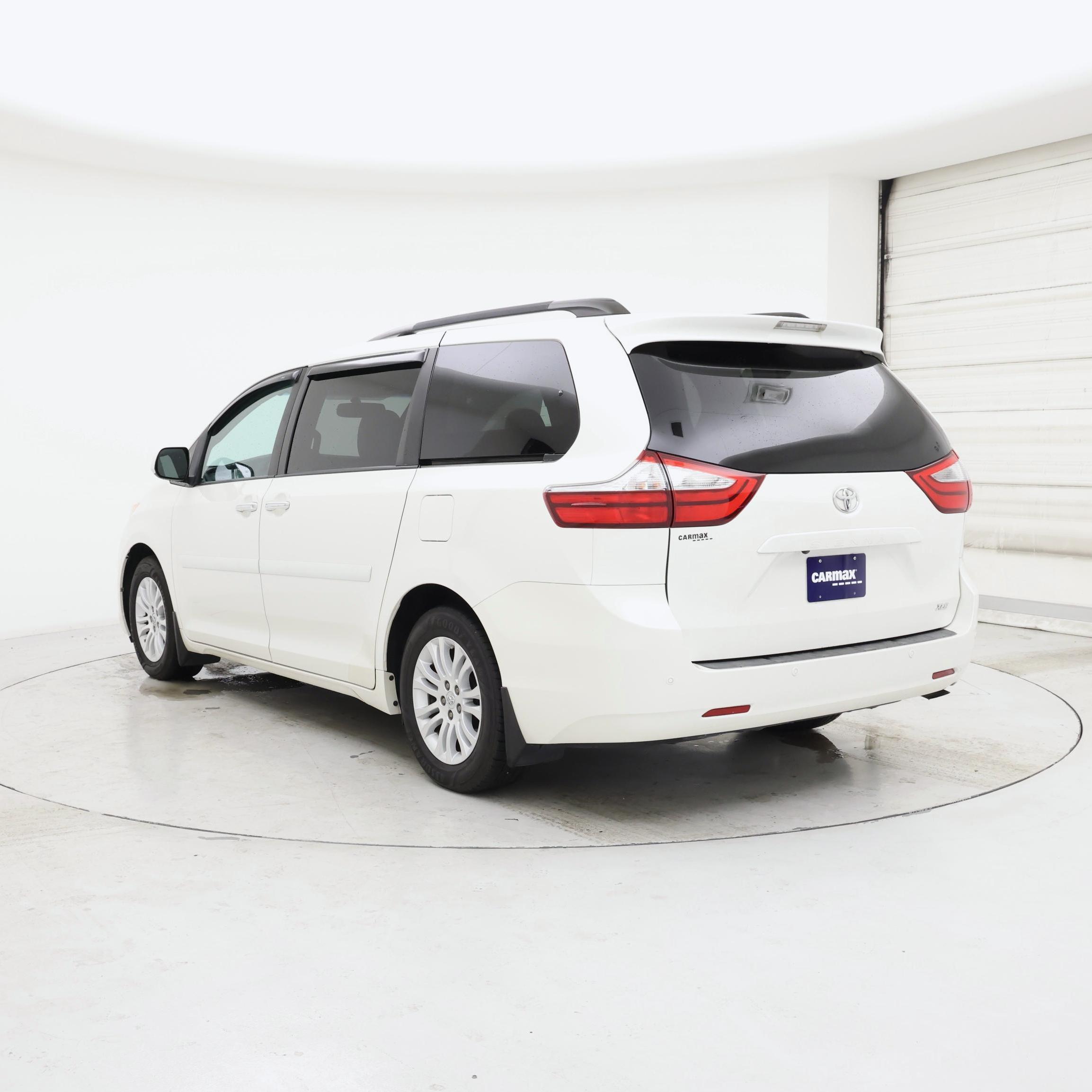 Thumbnail: 2017 Toyota Sienna - 2