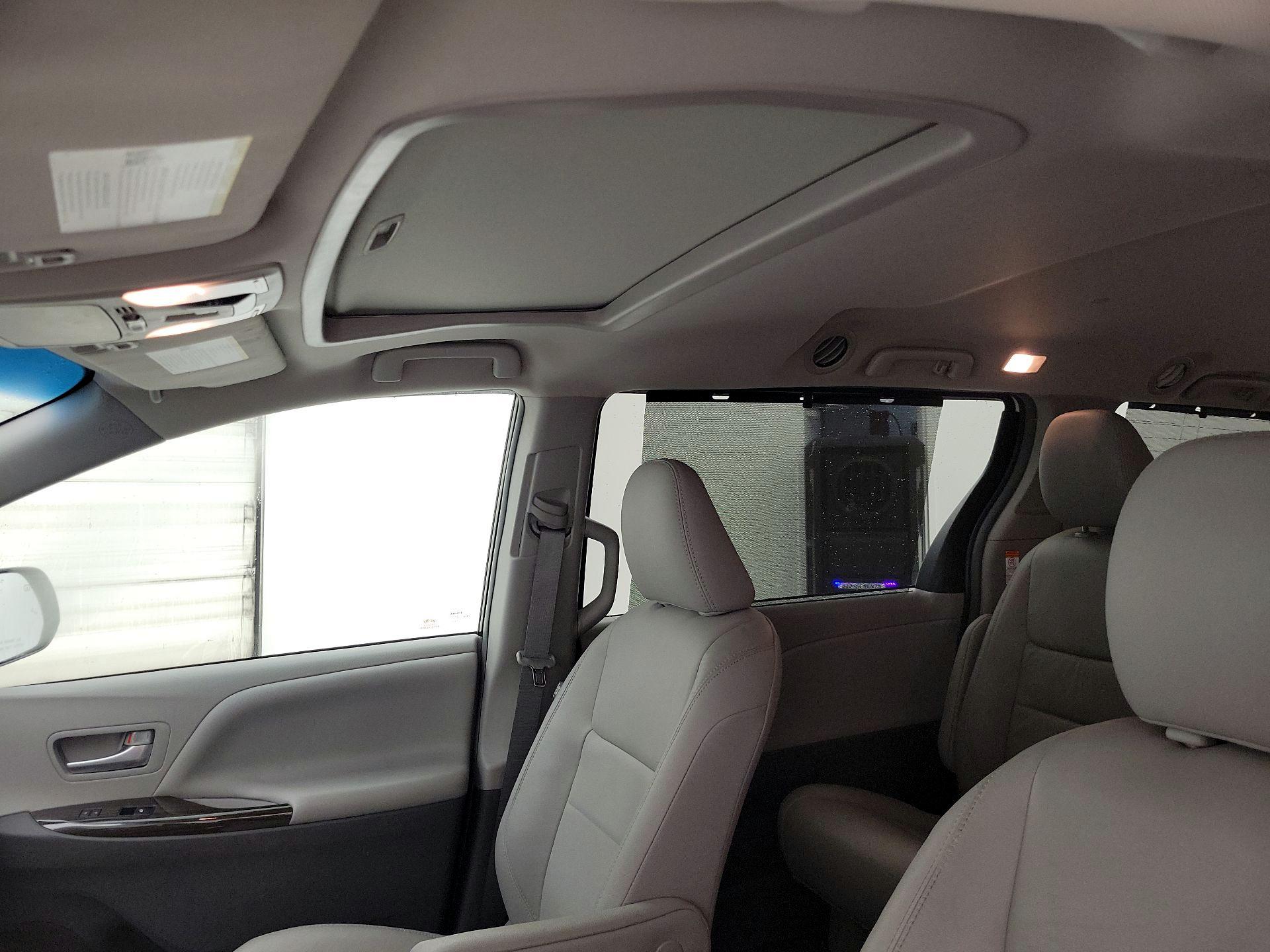 Thumbnail: 2017 Toyota Sienna - 19