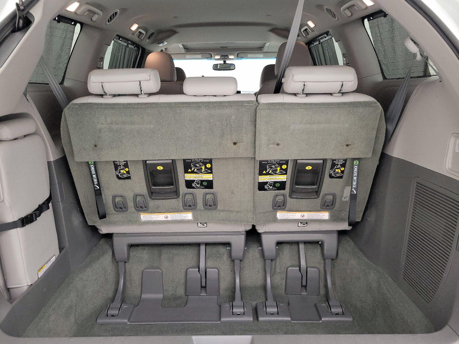 2017 Toyota Sienna XLE - Photo 23