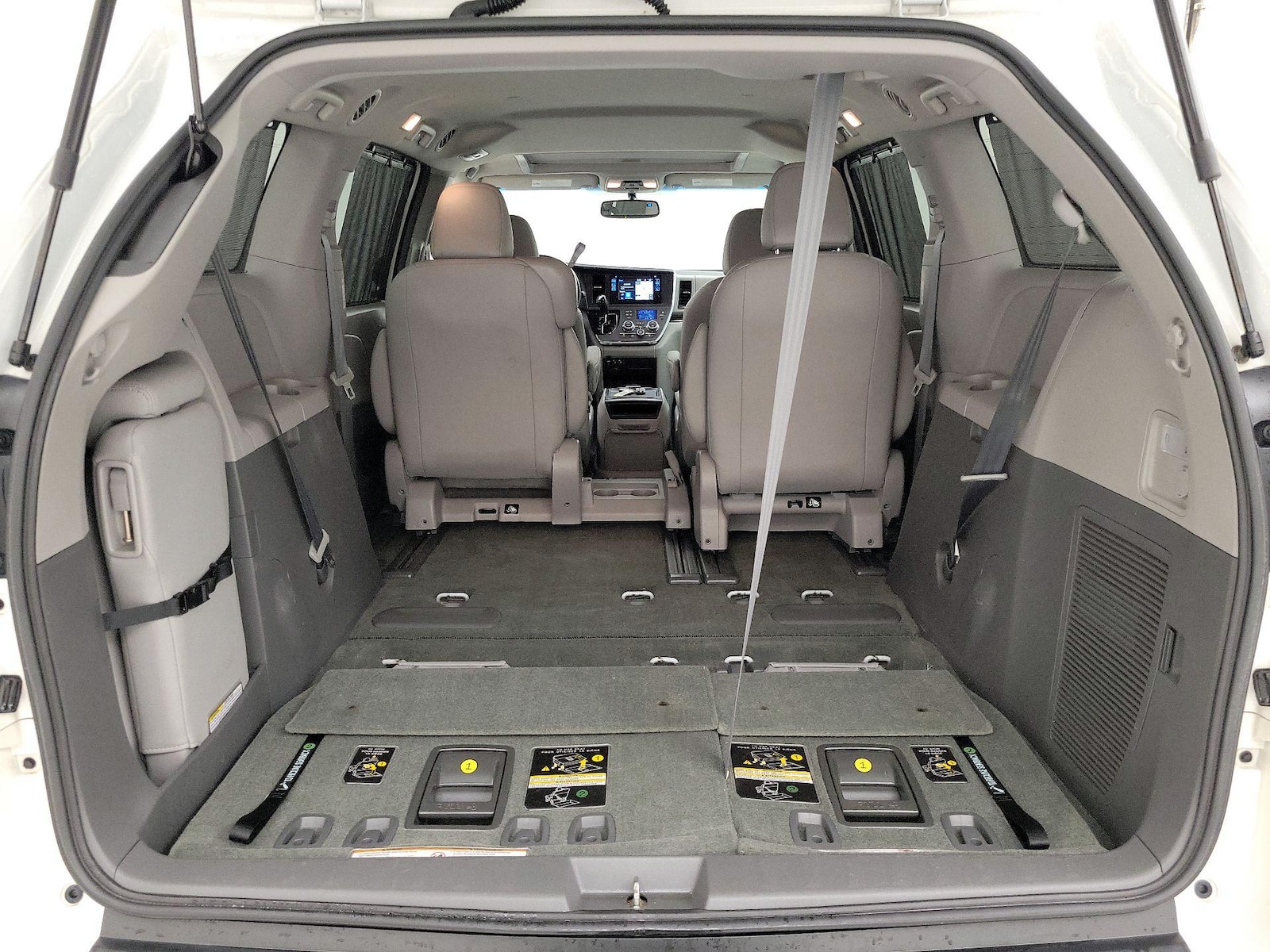 2017 Toyota Sienna XLE - Photo 24