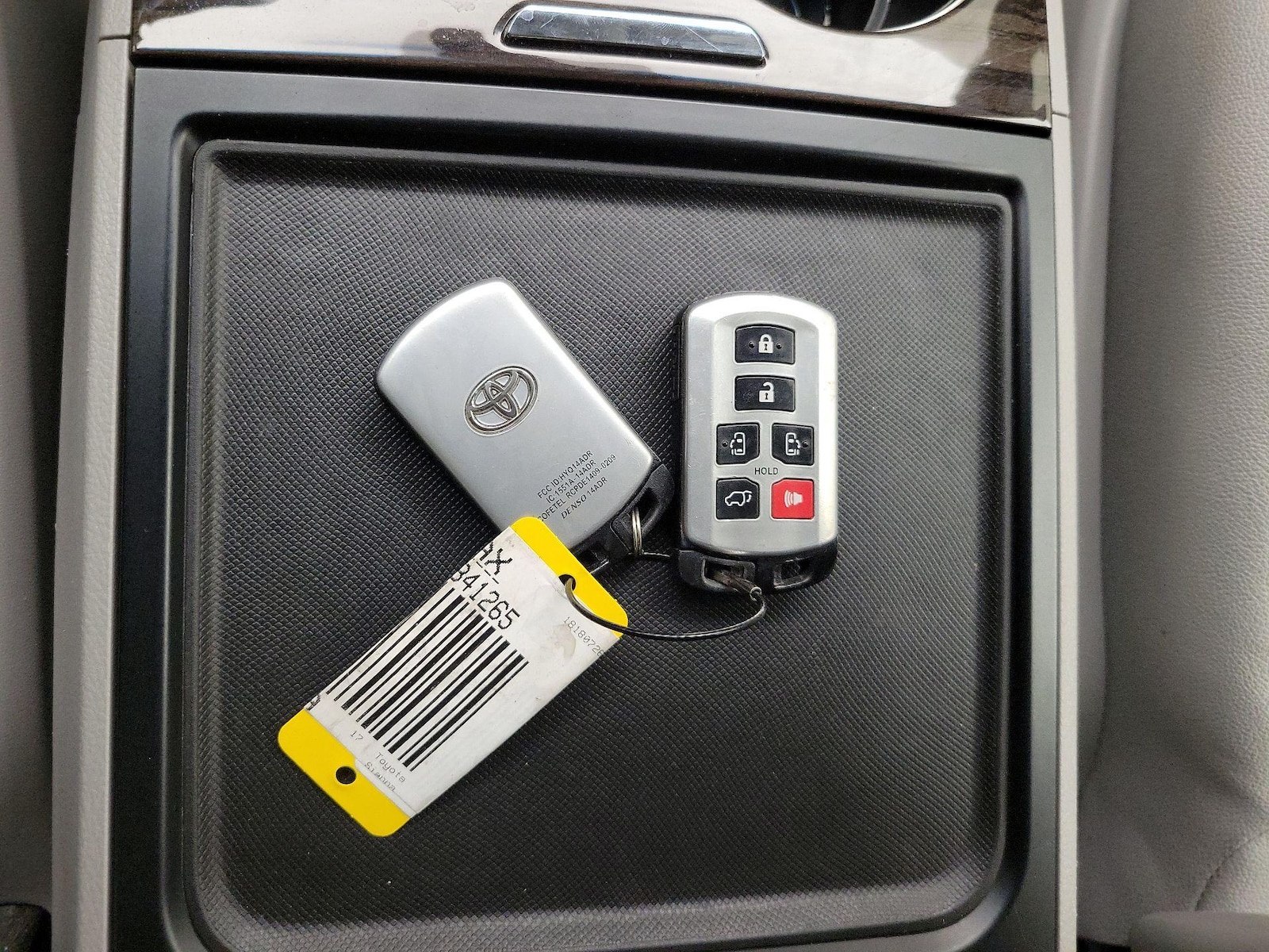 2017 Toyota Sienna XLE - Photo 26