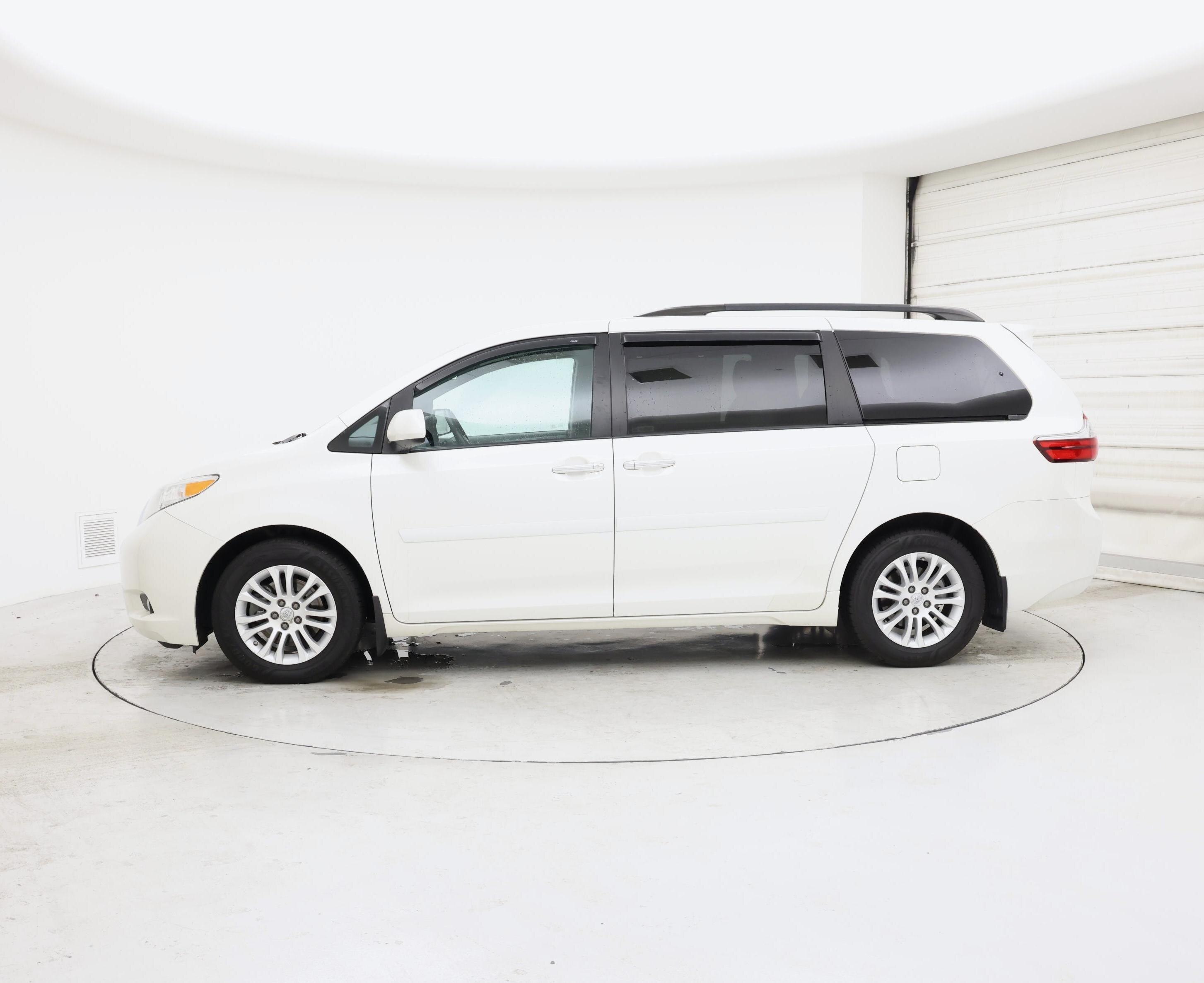 Thumbnail: 2017 Toyota Sienna - 3