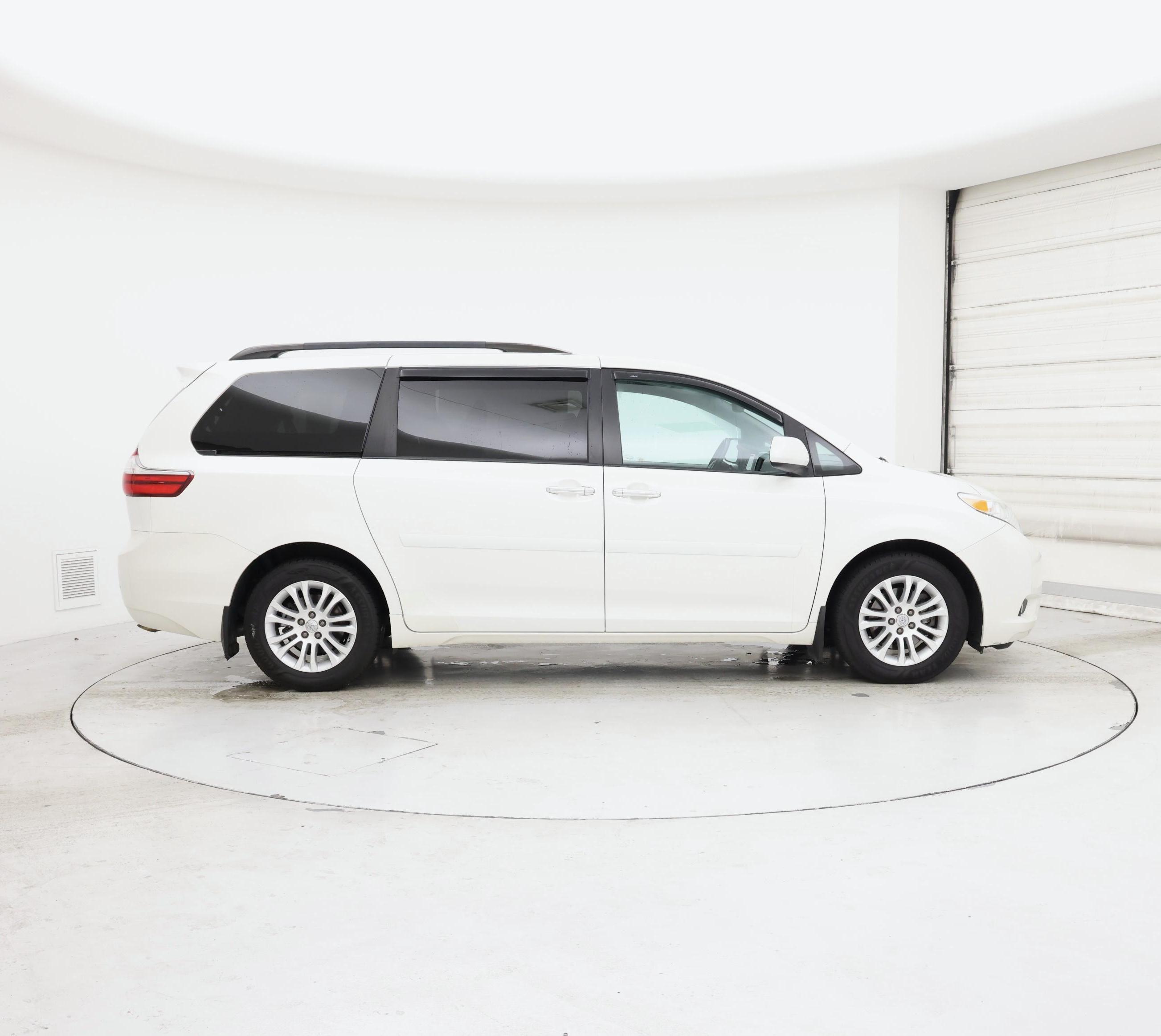 Thumbnail: 2017 Toyota Sienna - 7