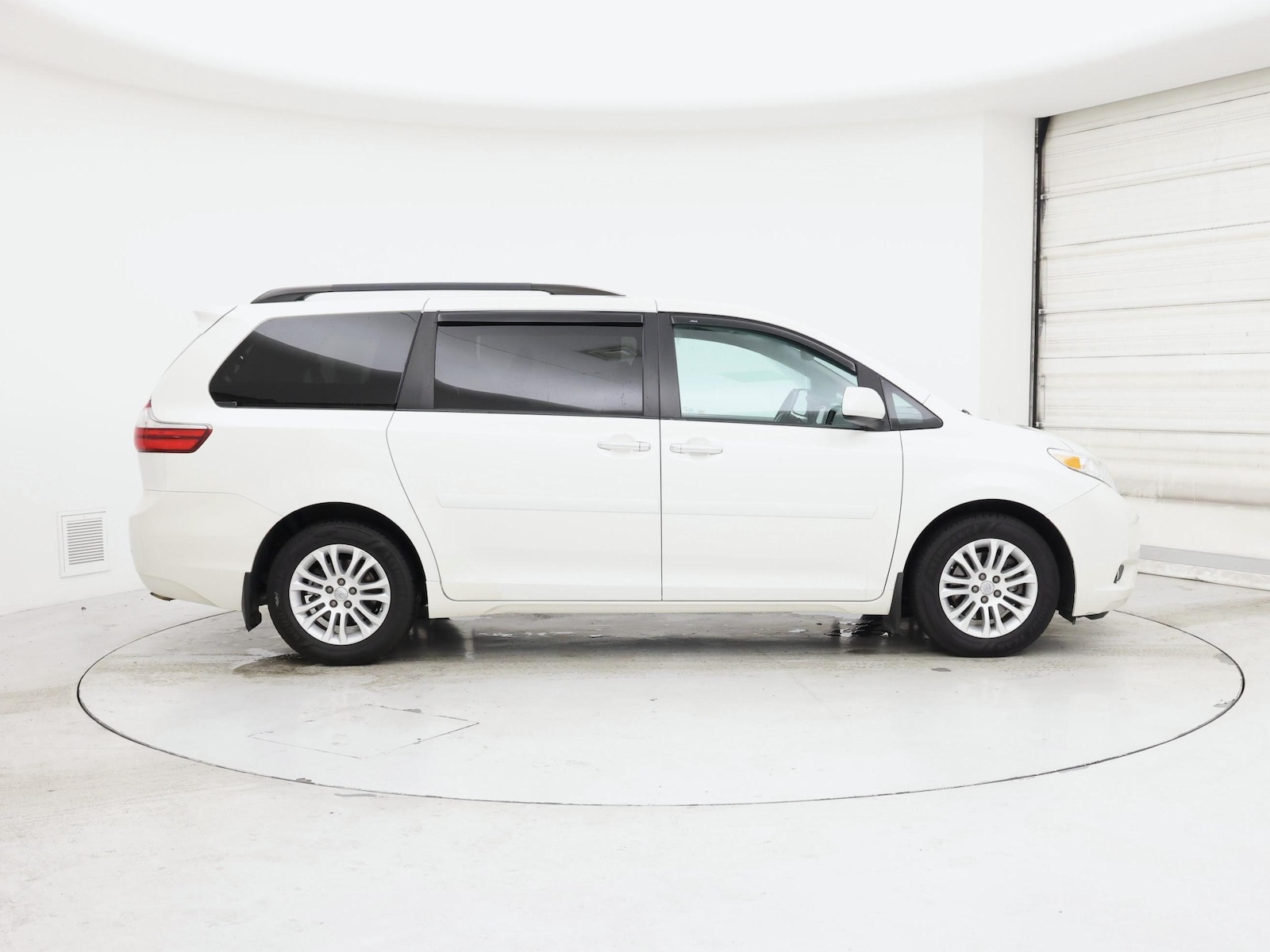2017 Toyota Sienna XLE - Photo 8