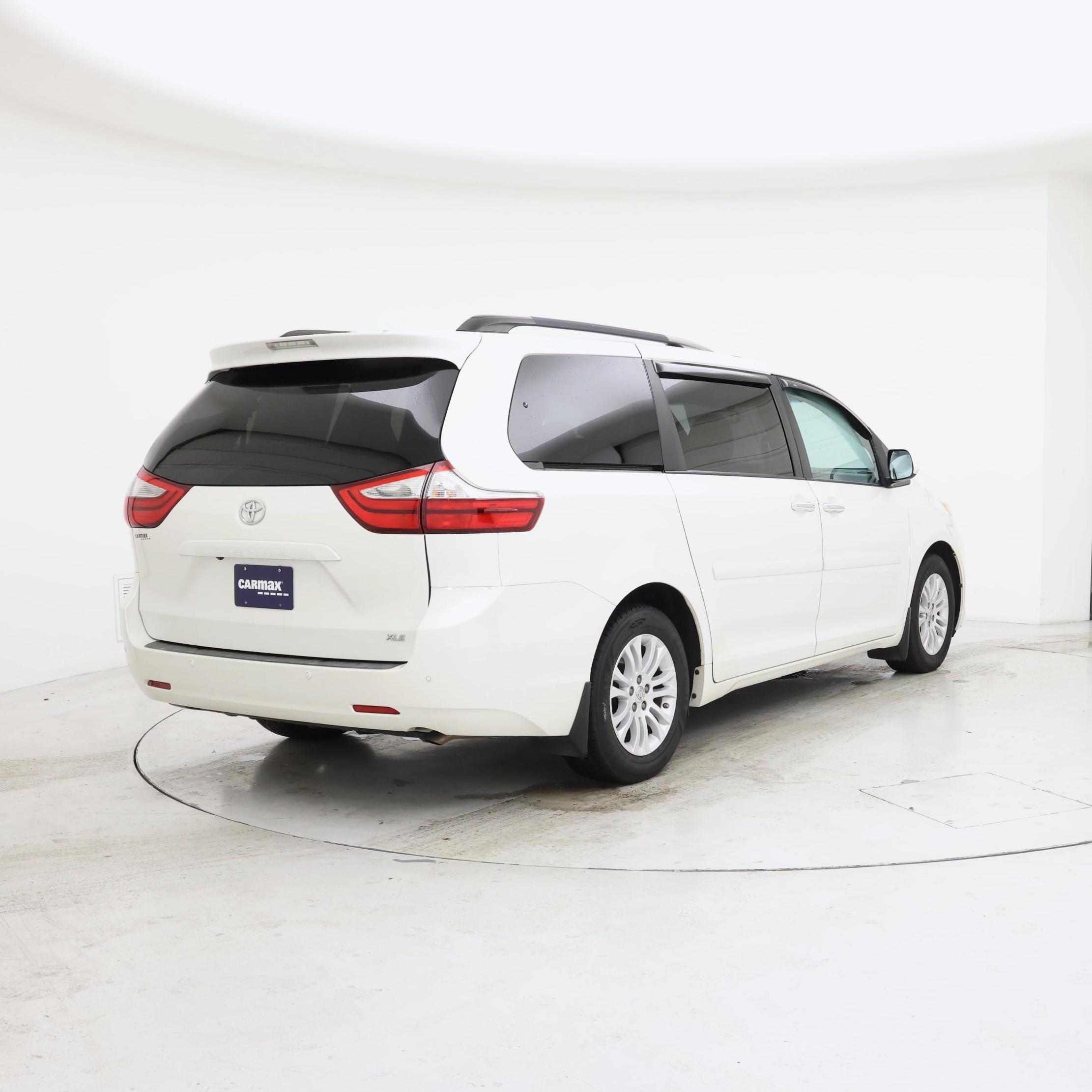 Thumbnail: 2017 Toyota Sienna - 8