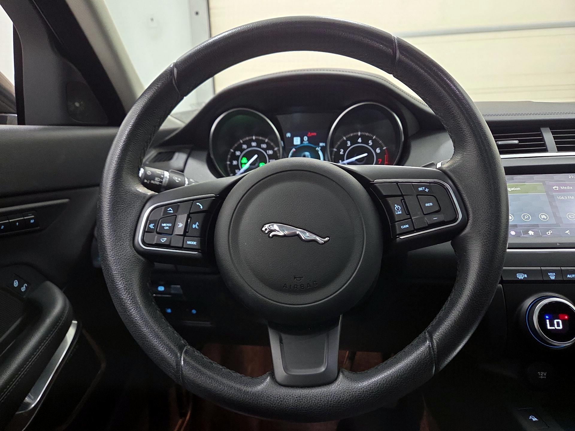 Thumbnail: 2020 Jaguar E-Pace - 10