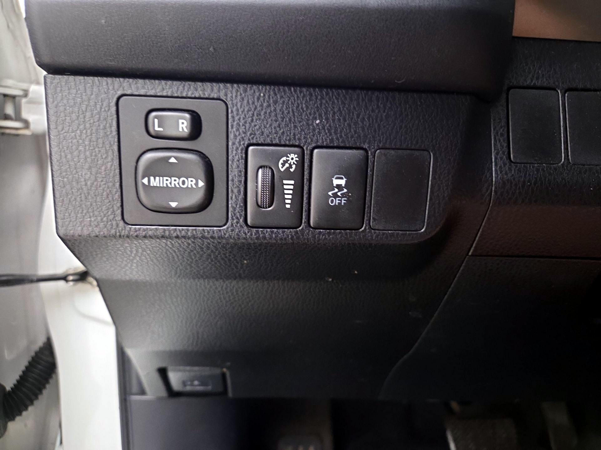 Thumbnail: 2015 Toyota RAV4 - 13