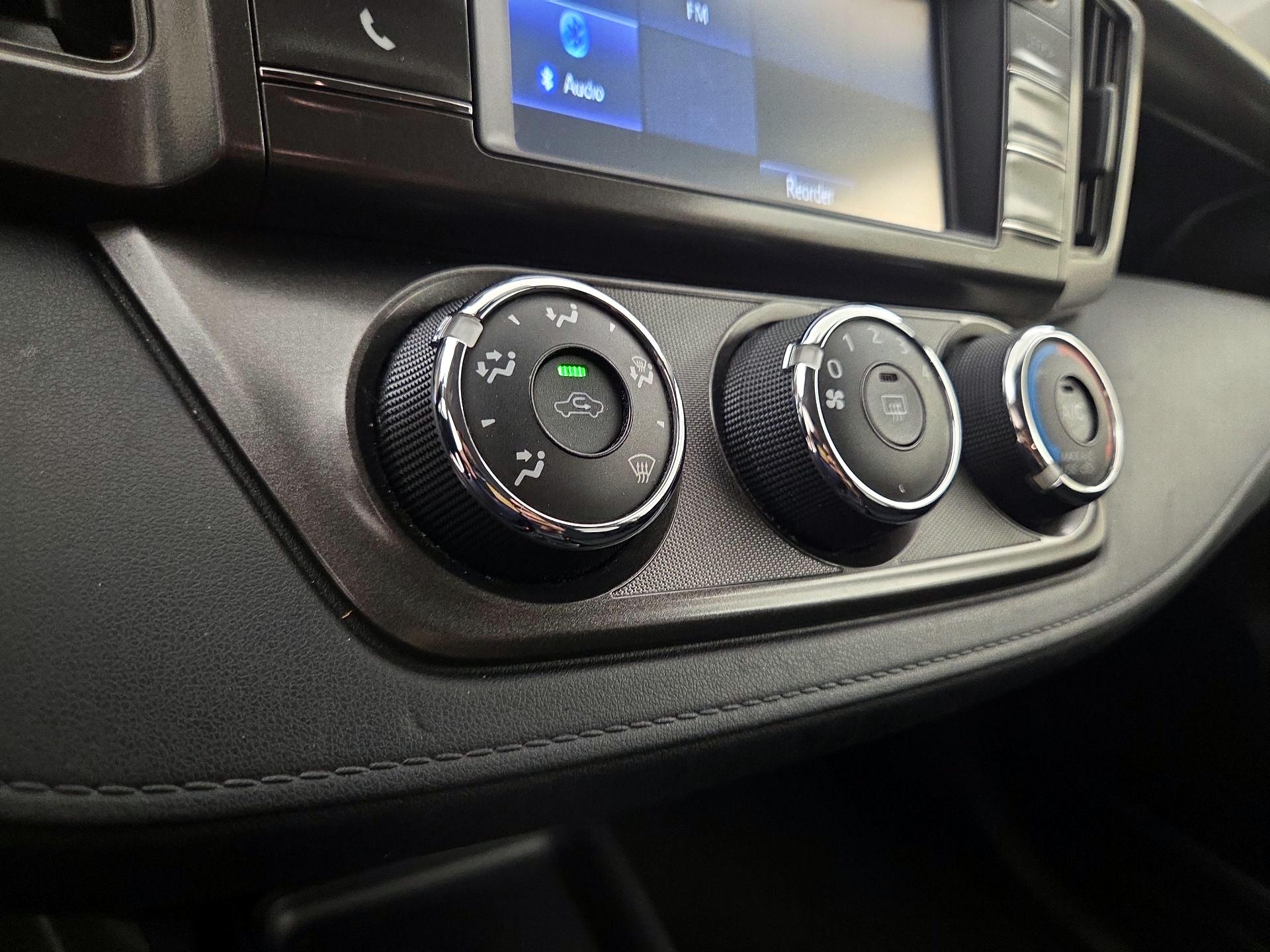 Thumbnail: 2015 Toyota RAV4 - 16