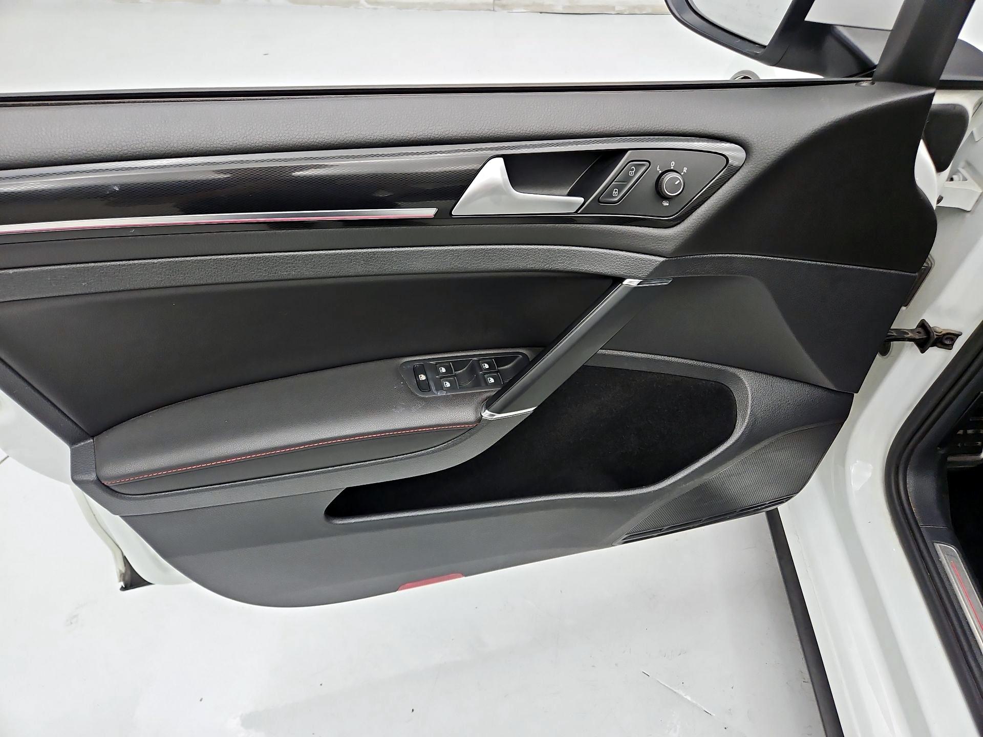 Thumbnail: 2017 Volkswagen Golf - 12