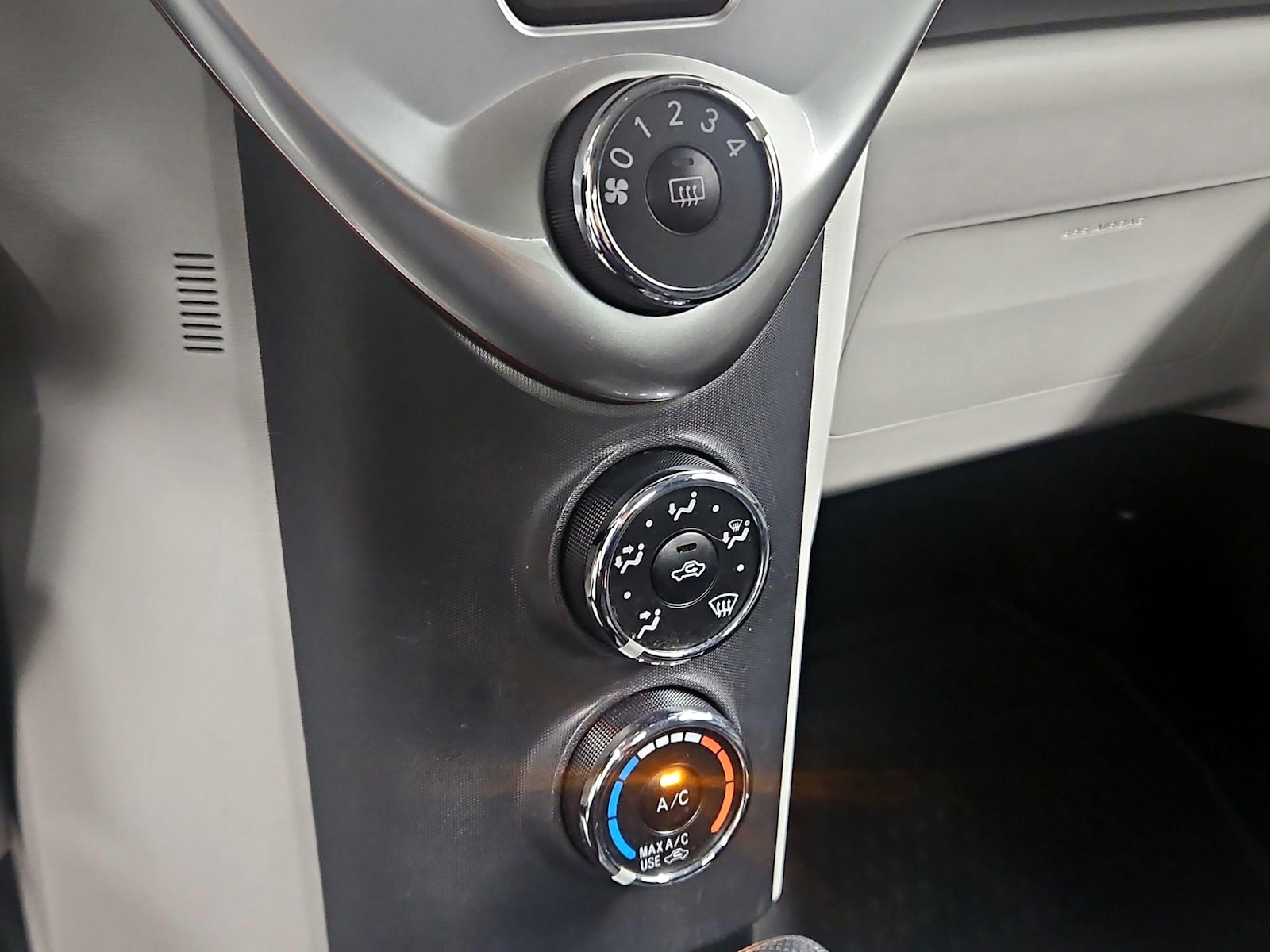 2014 Scion iQ 10 Series - Photo 16