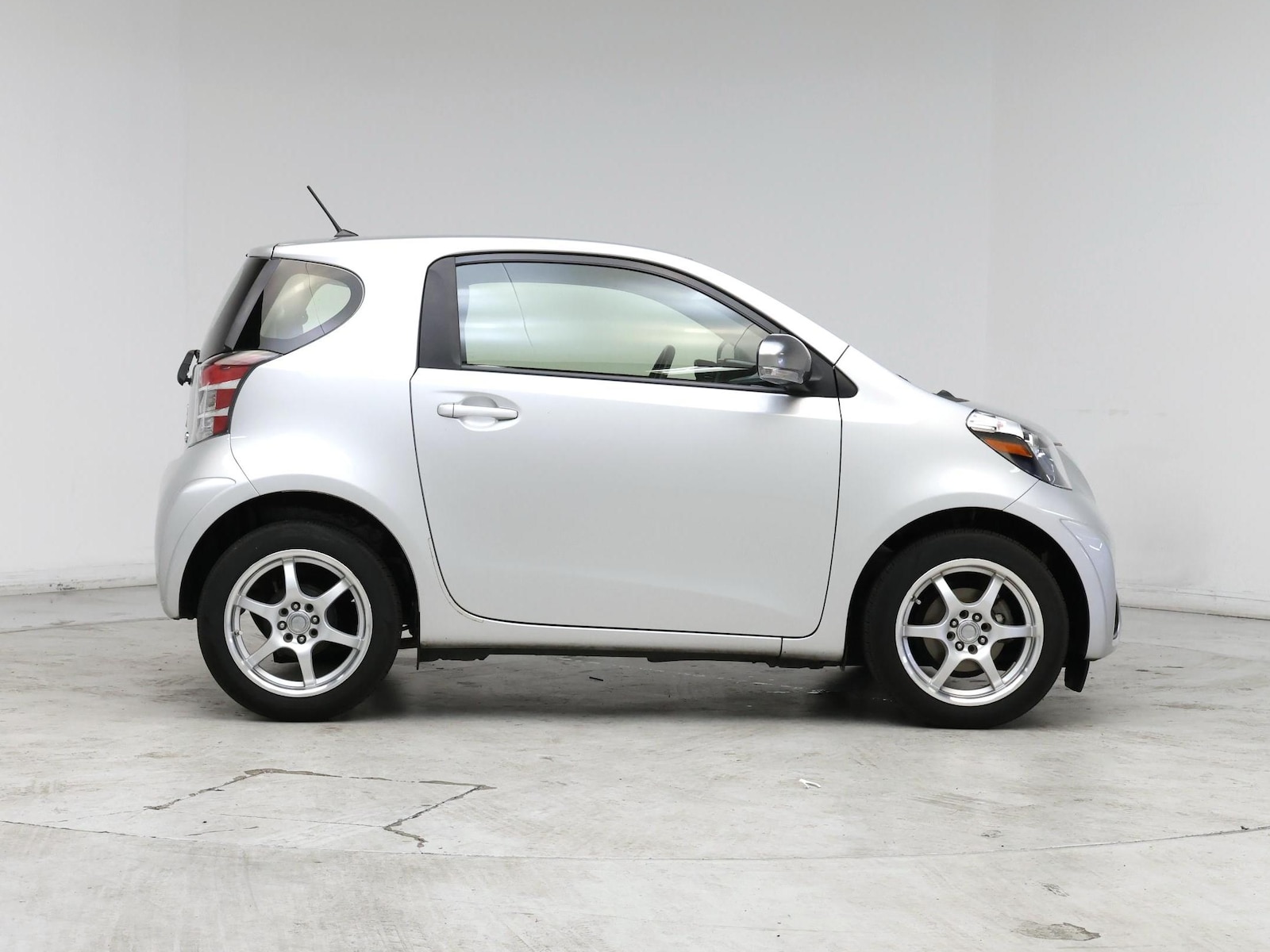 2014 Scion iQ 10 Series - Photo 8