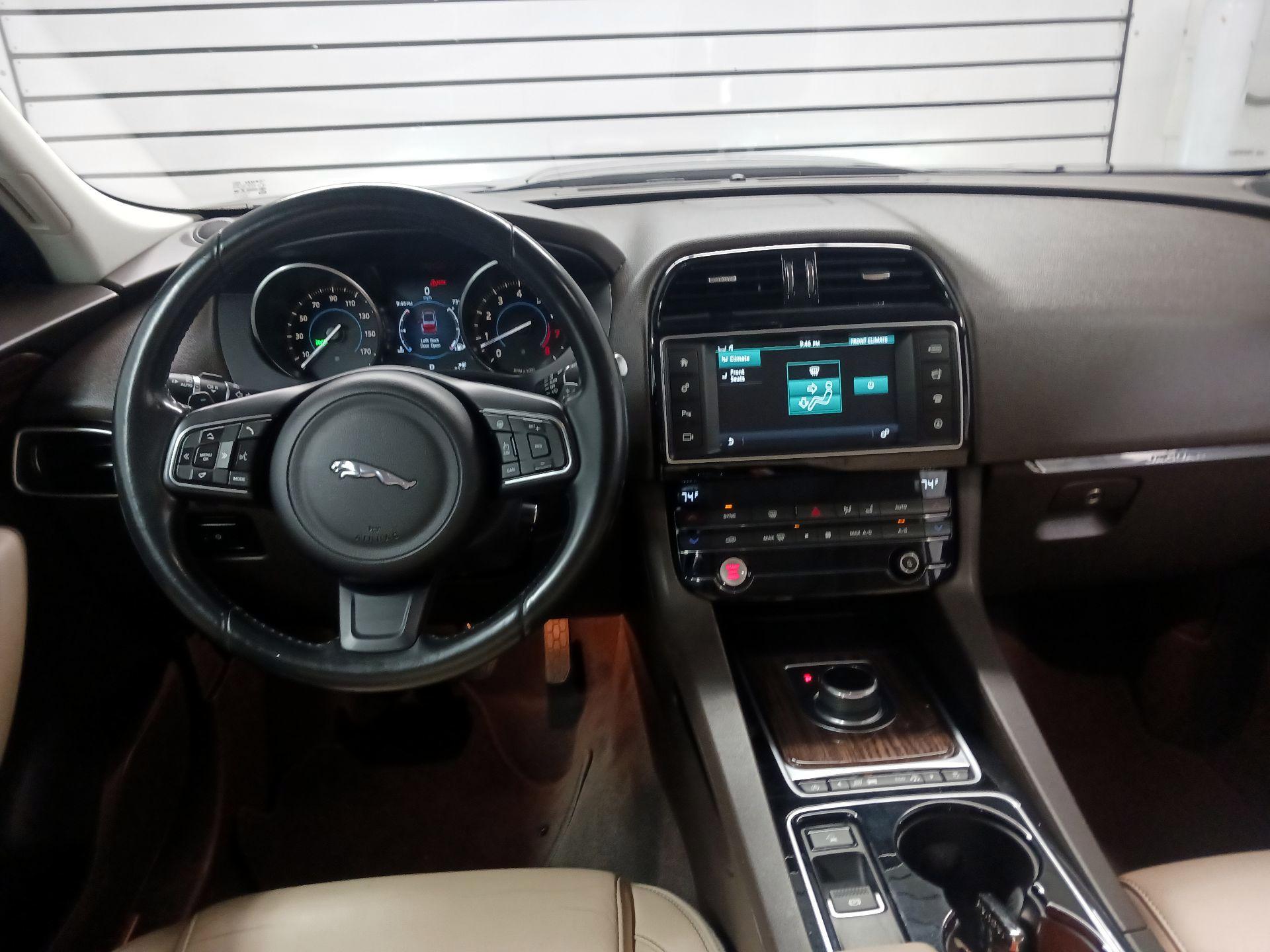 Thumbnail: 2017 Jaguar F-Pace - 9