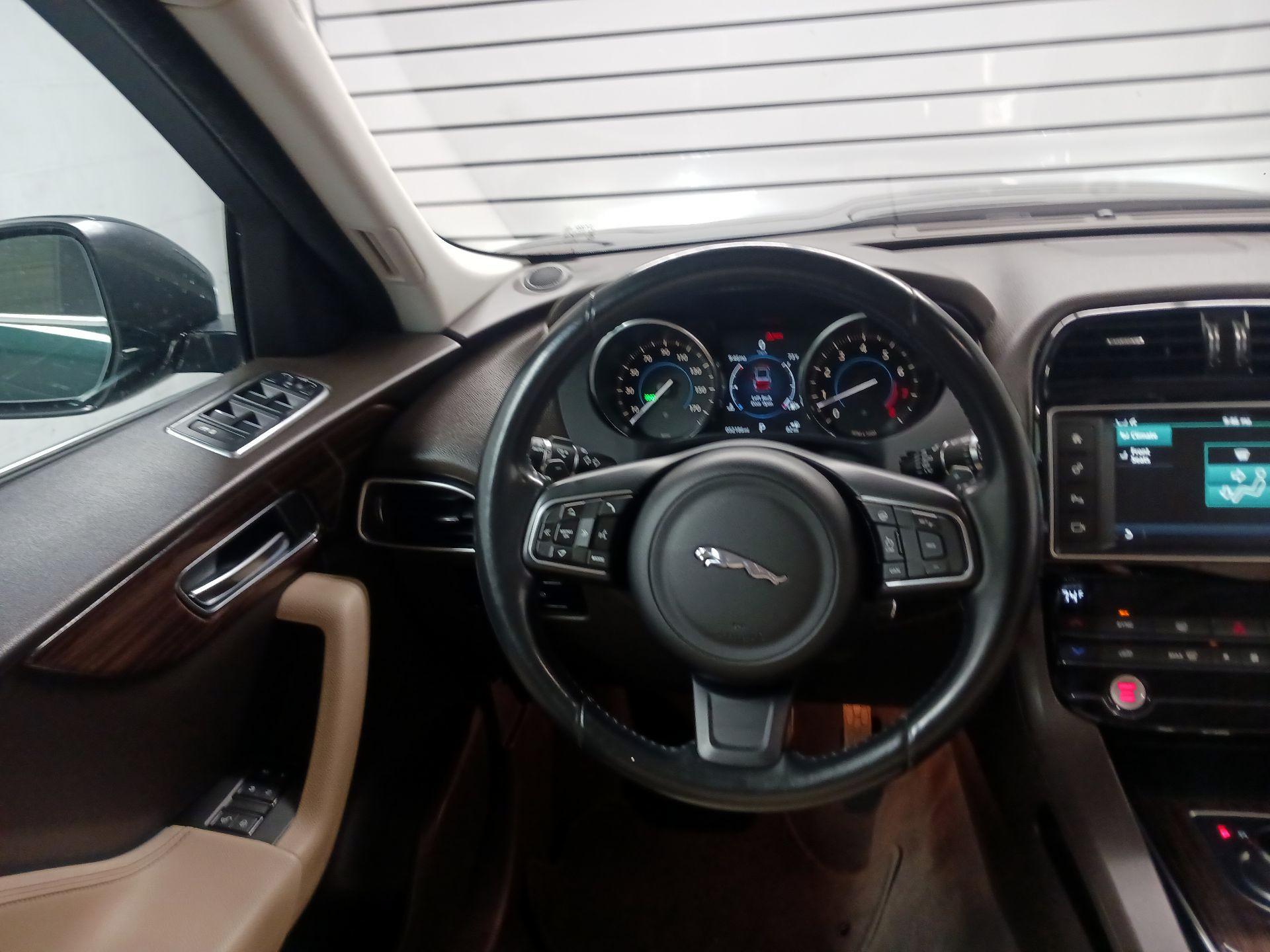 Thumbnail: 2017 Jaguar F-Pace - 10