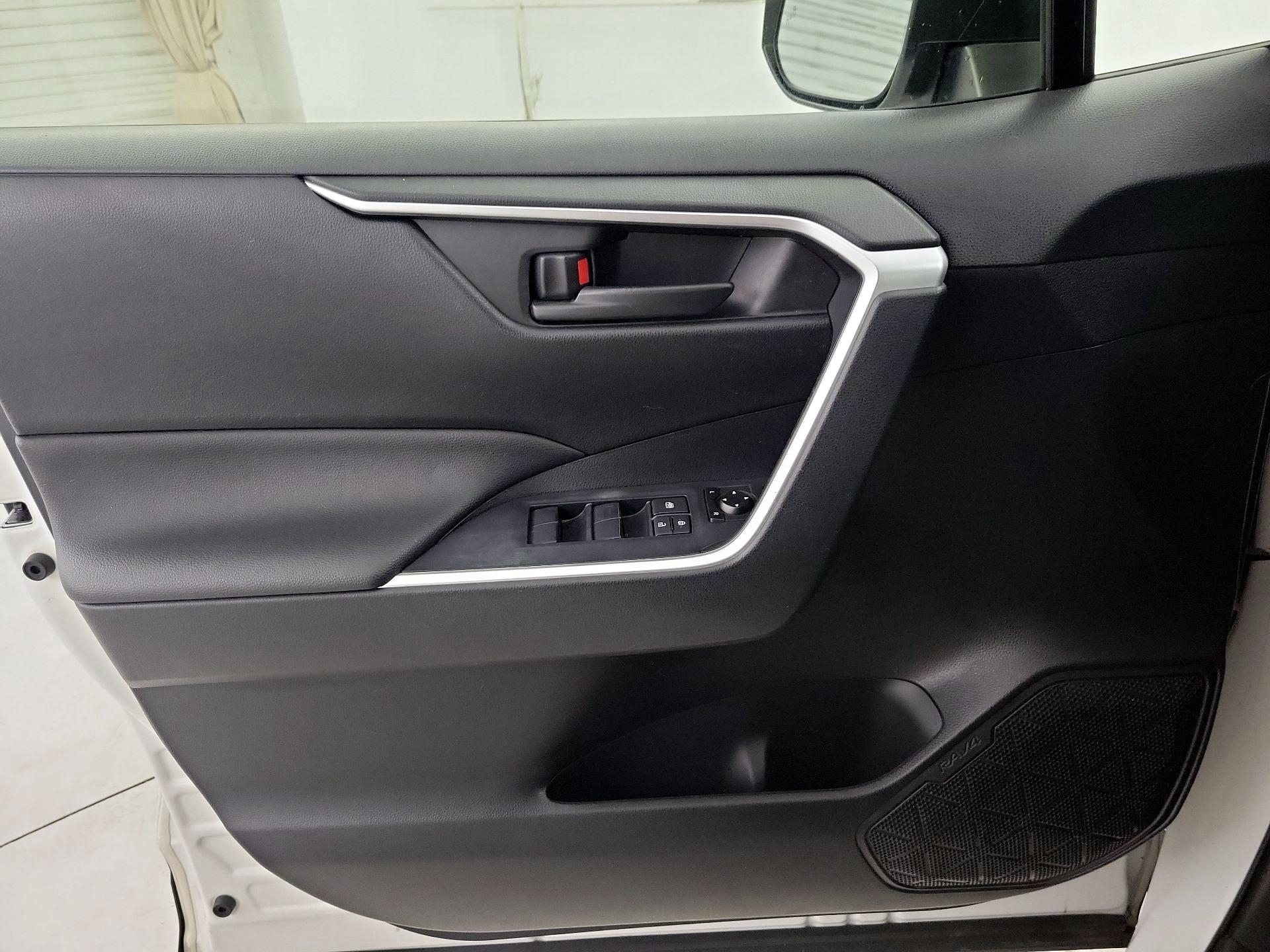 Thumbnail: 2019 Toyota RAV4 - 12