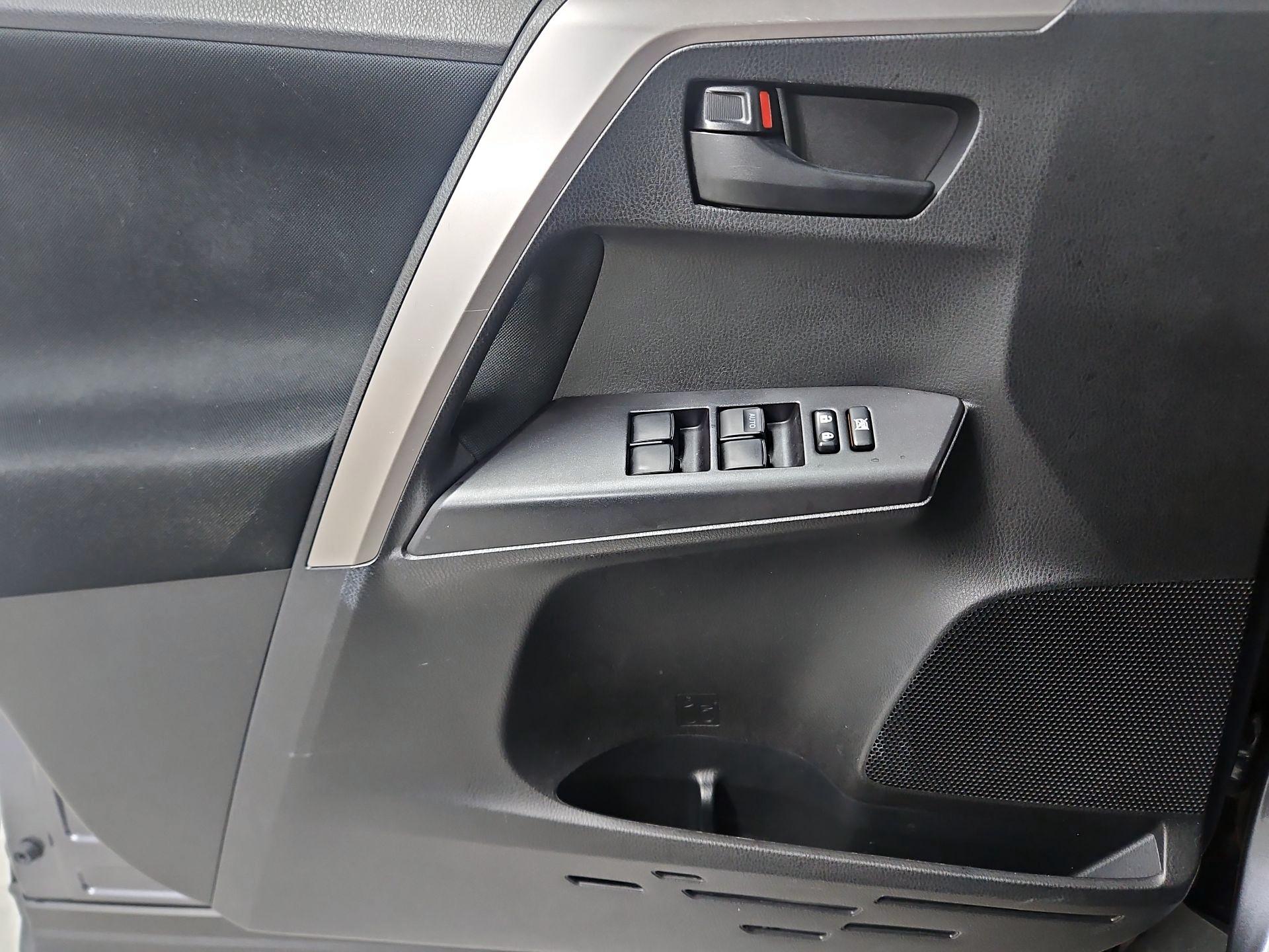 Thumbnail: 2016 Toyota RAV4 - 12