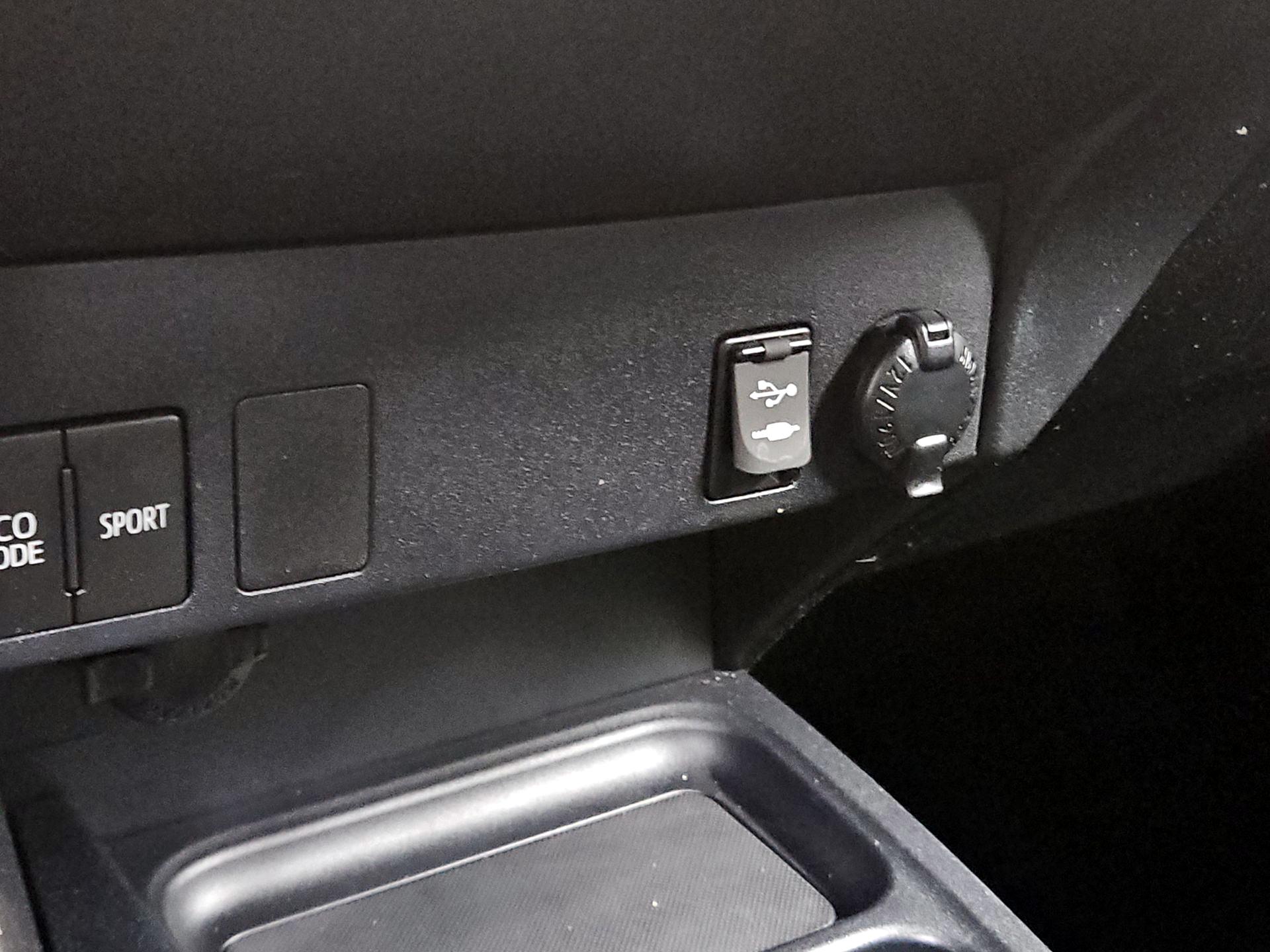 Thumbnail: 2016 Toyota RAV4 - 18