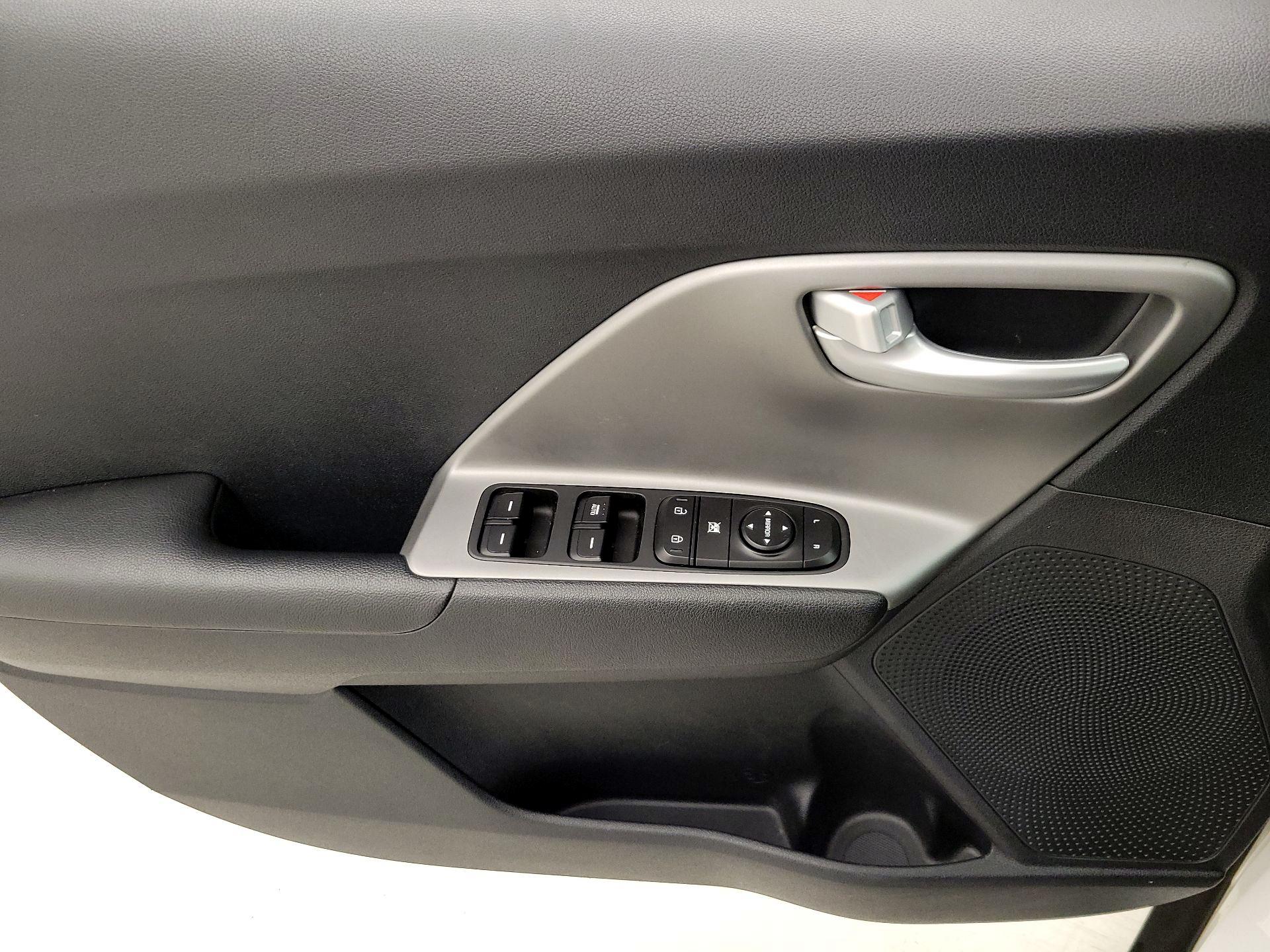 Thumbnail: 2017 Kia Niro - 12