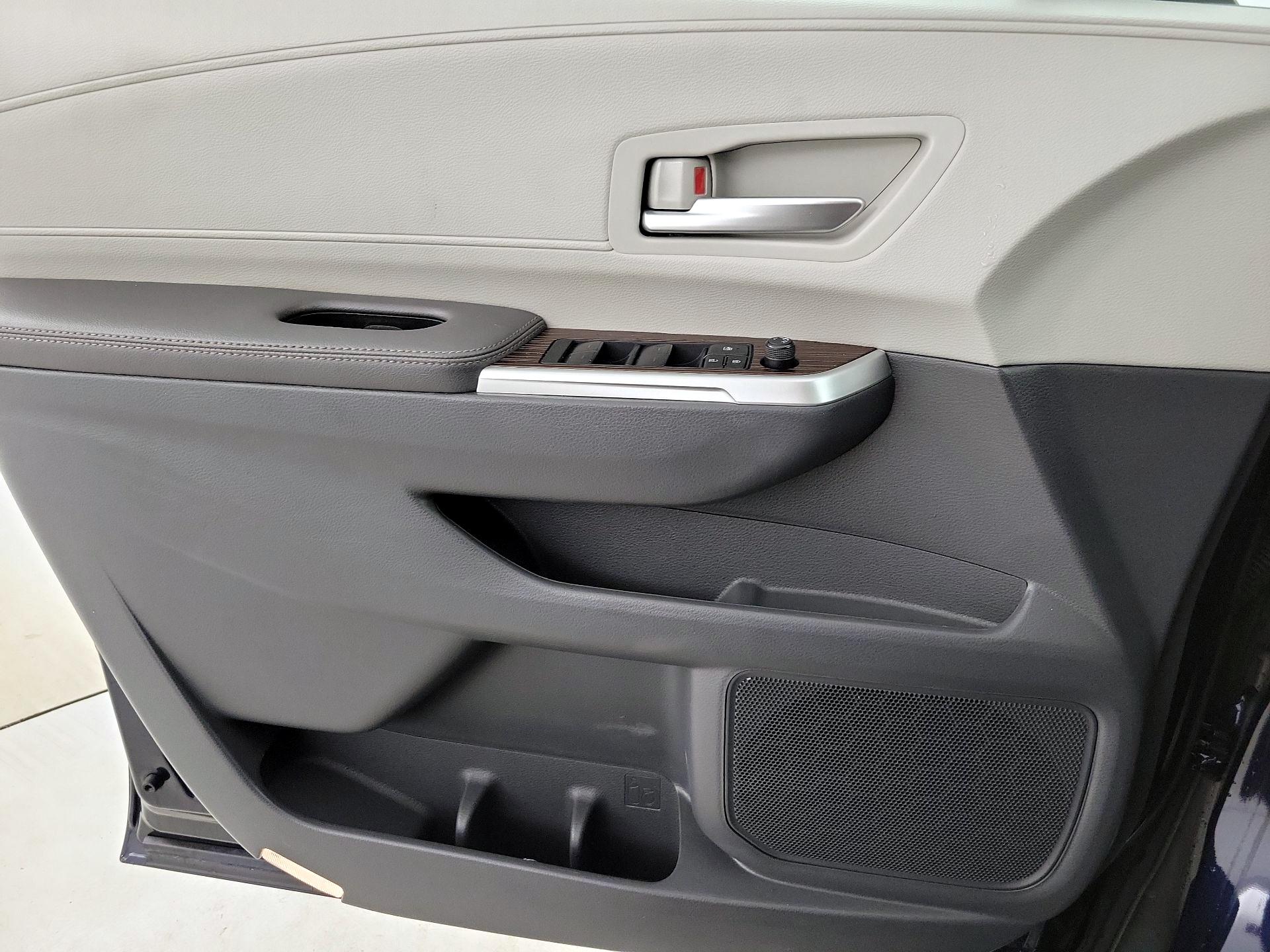 Thumbnail: 2024 Toyota Sienna - 12