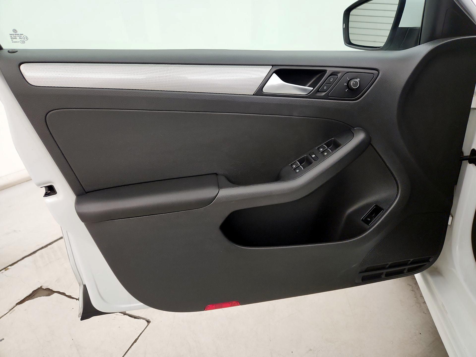 Thumbnail: 2015 Volkswagen Jetta - 12