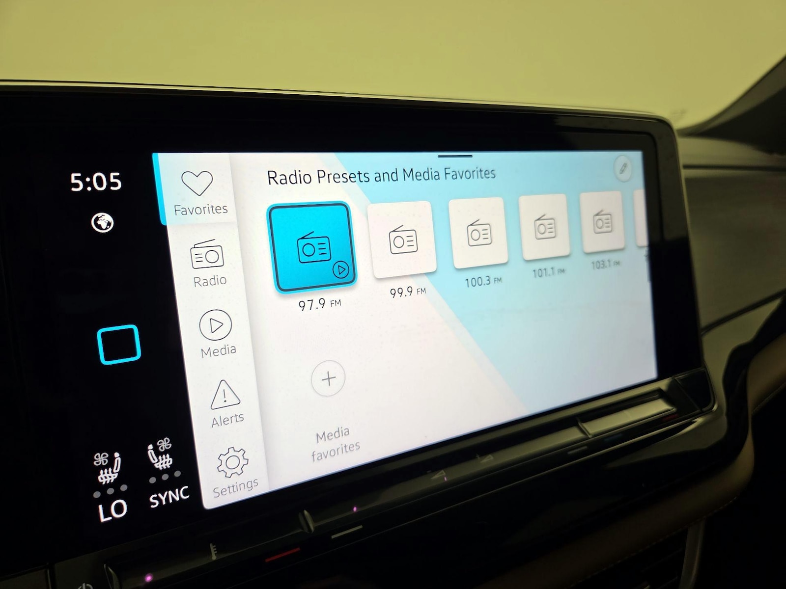 2024 Volkswagen Atlas Cross Sport SE w/Tech - Photo 17