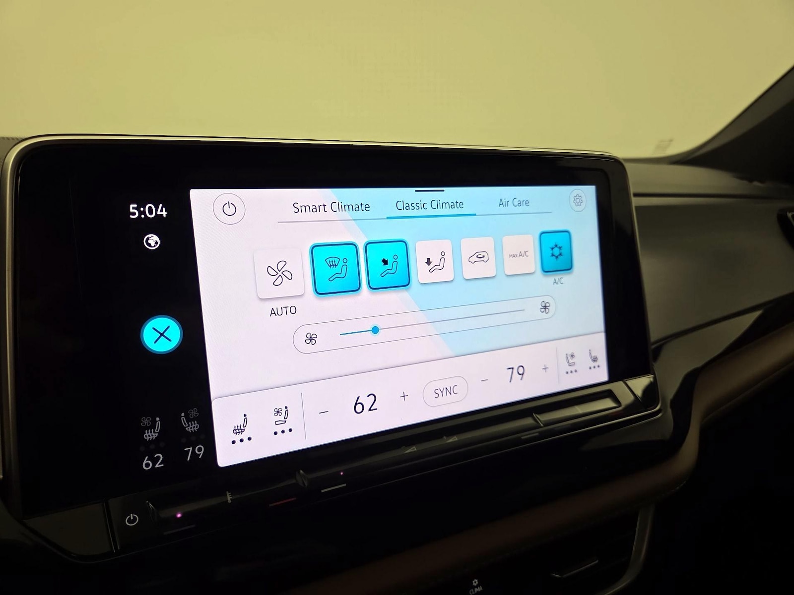 2024 Volkswagen Atlas Cross Sport SE w/Tech - Photo 18