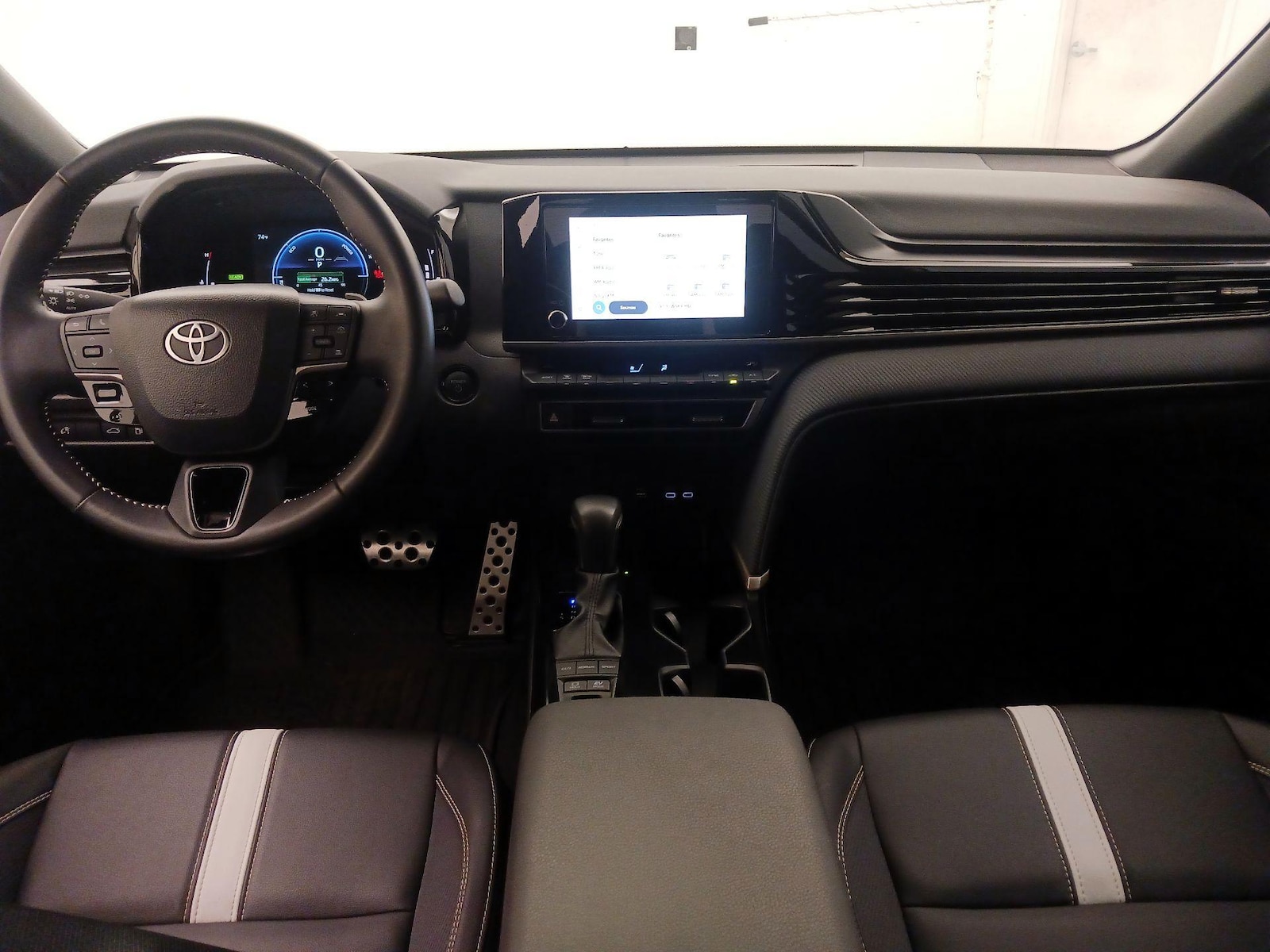 2025 Toyota Camry SE - Photo 10