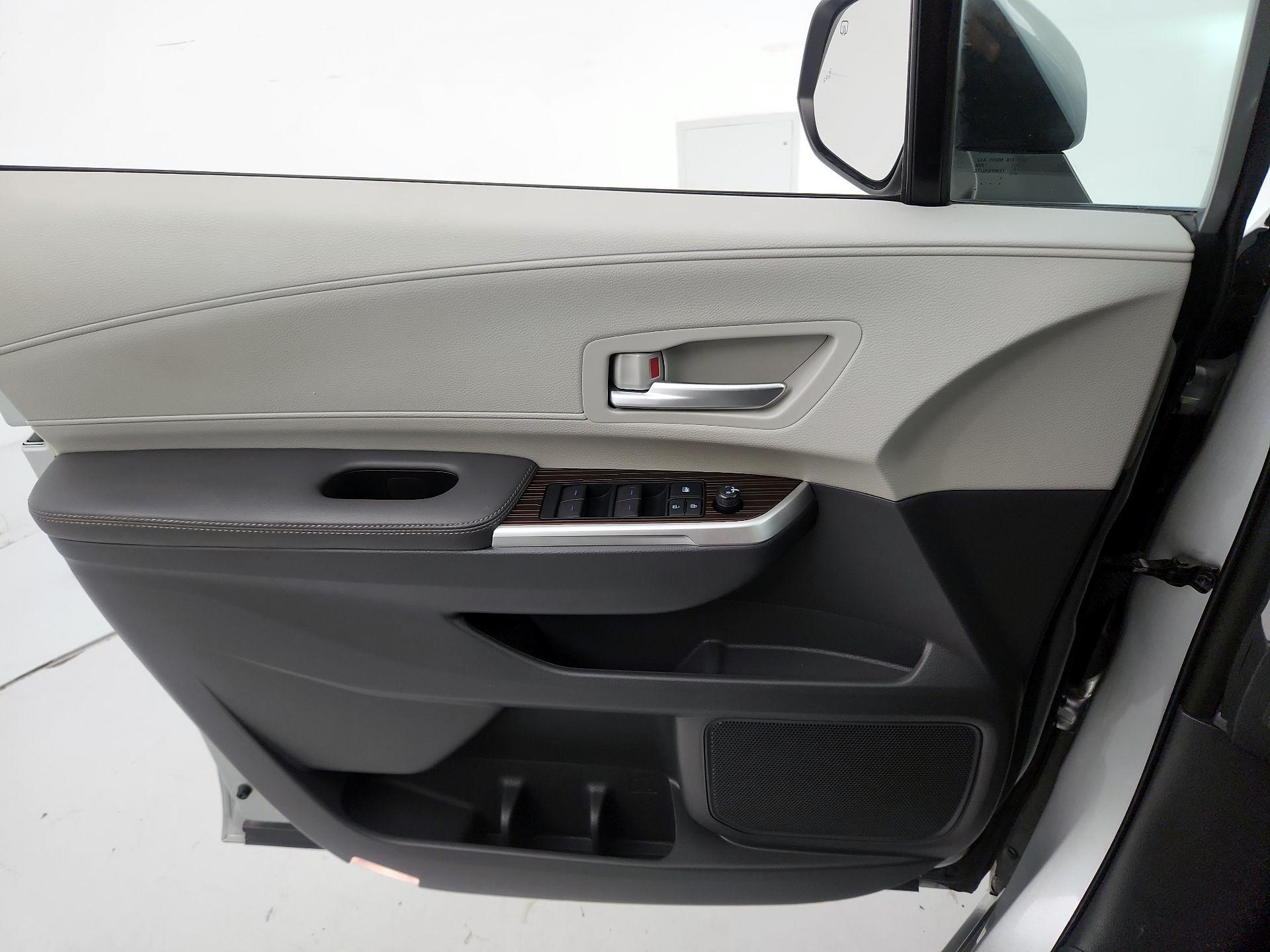Thumbnail: 2021 Toyota Sienna - 12