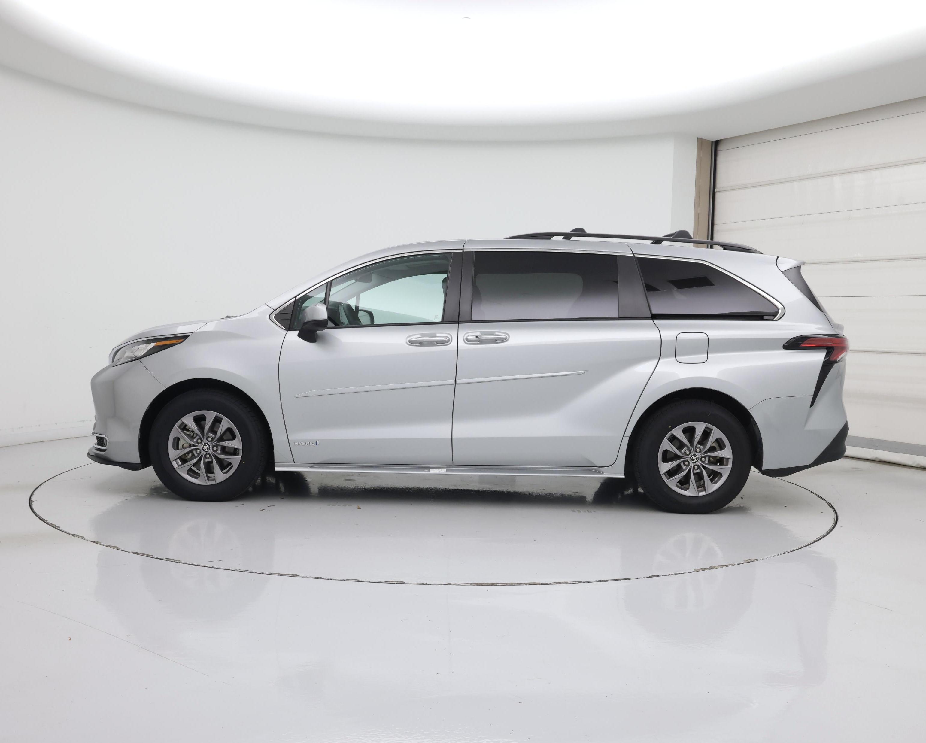 Thumbnail: 2021 Toyota Sienna - 3