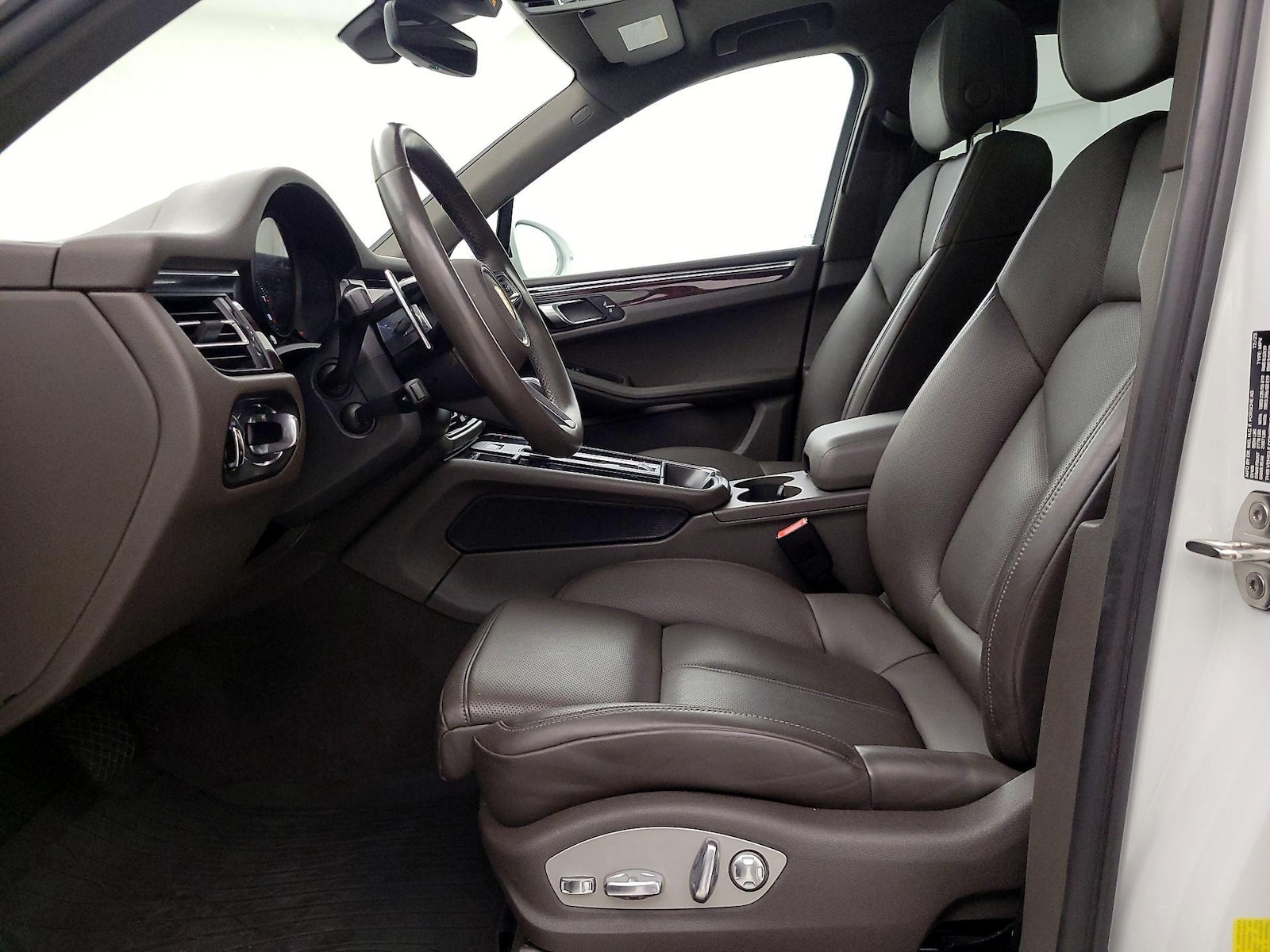 2024 Porsche Macan T - Photo 12