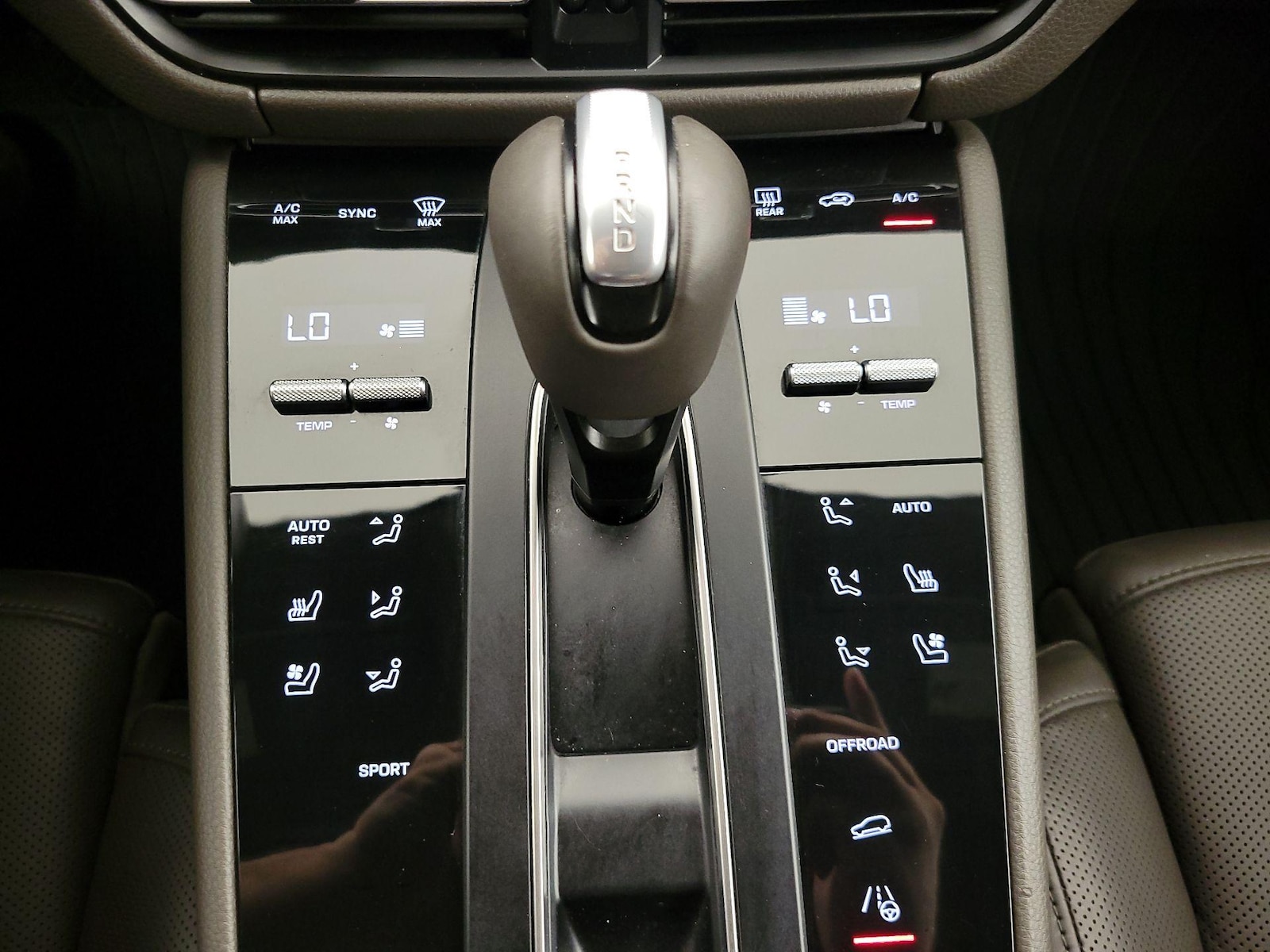 2024 Porsche Macan T - Photo 18