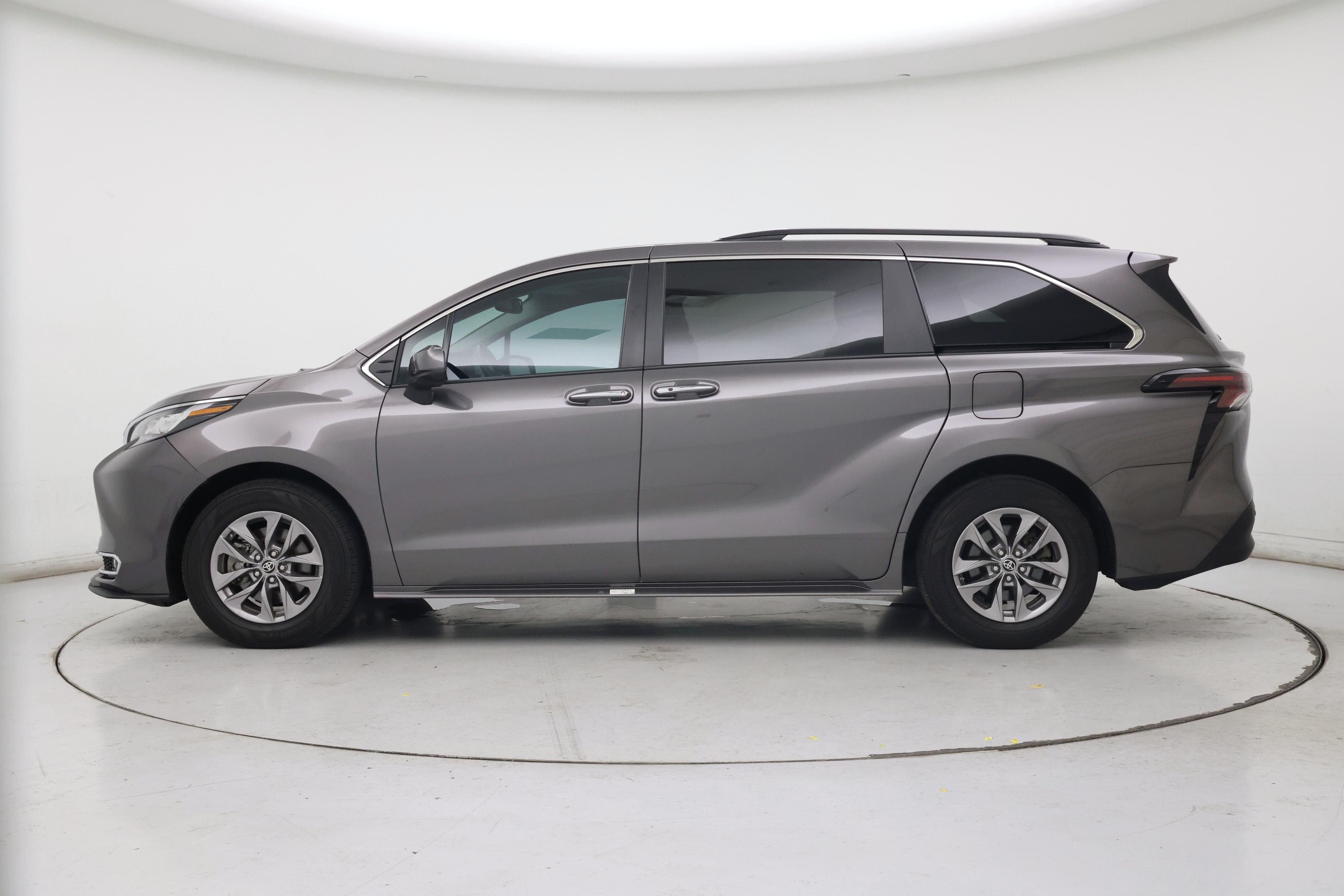 Thumbnail: 2023 Toyota Sienna - 3