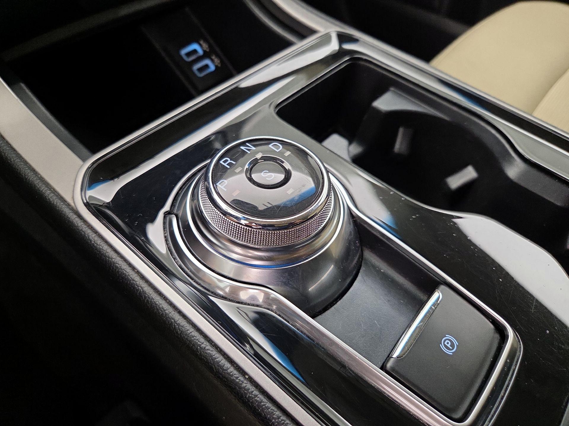 Thumbnail: 2019 Ford Edge - 17