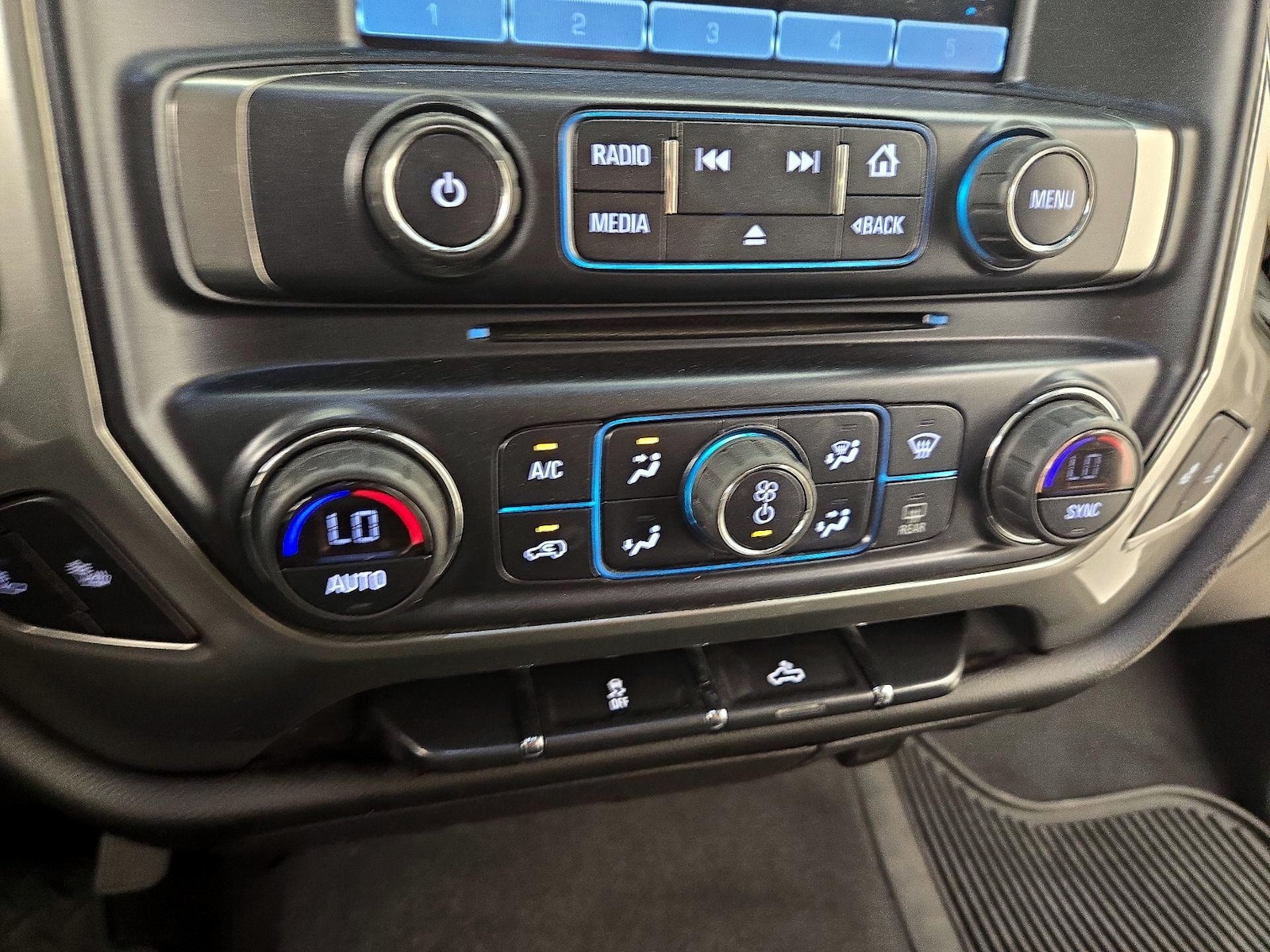 2018 Chevrolet Silverado 1500 LT - Photo 17