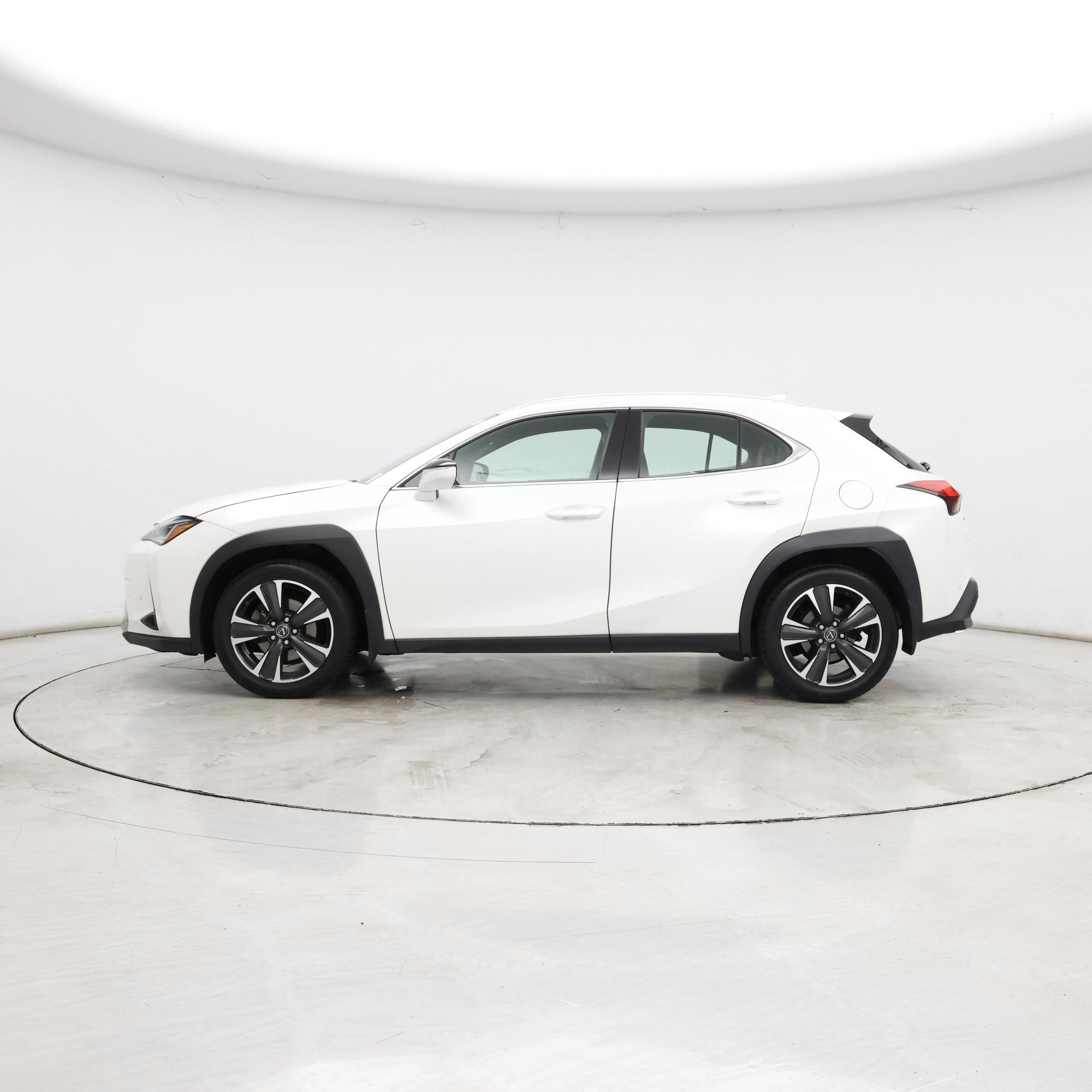 Thumbnail: 2021 Lexus UX - 3