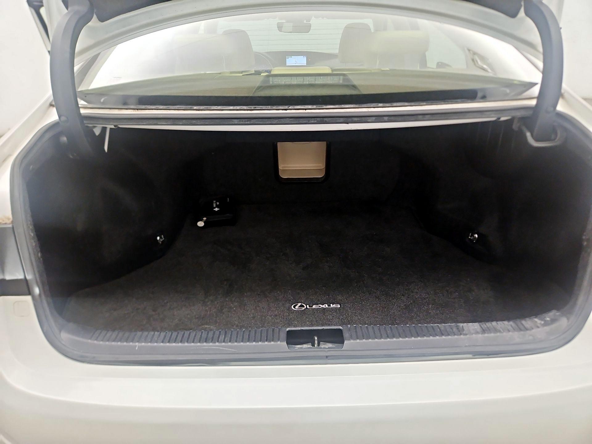Thumbnail: 2016 Lexus ES - 18