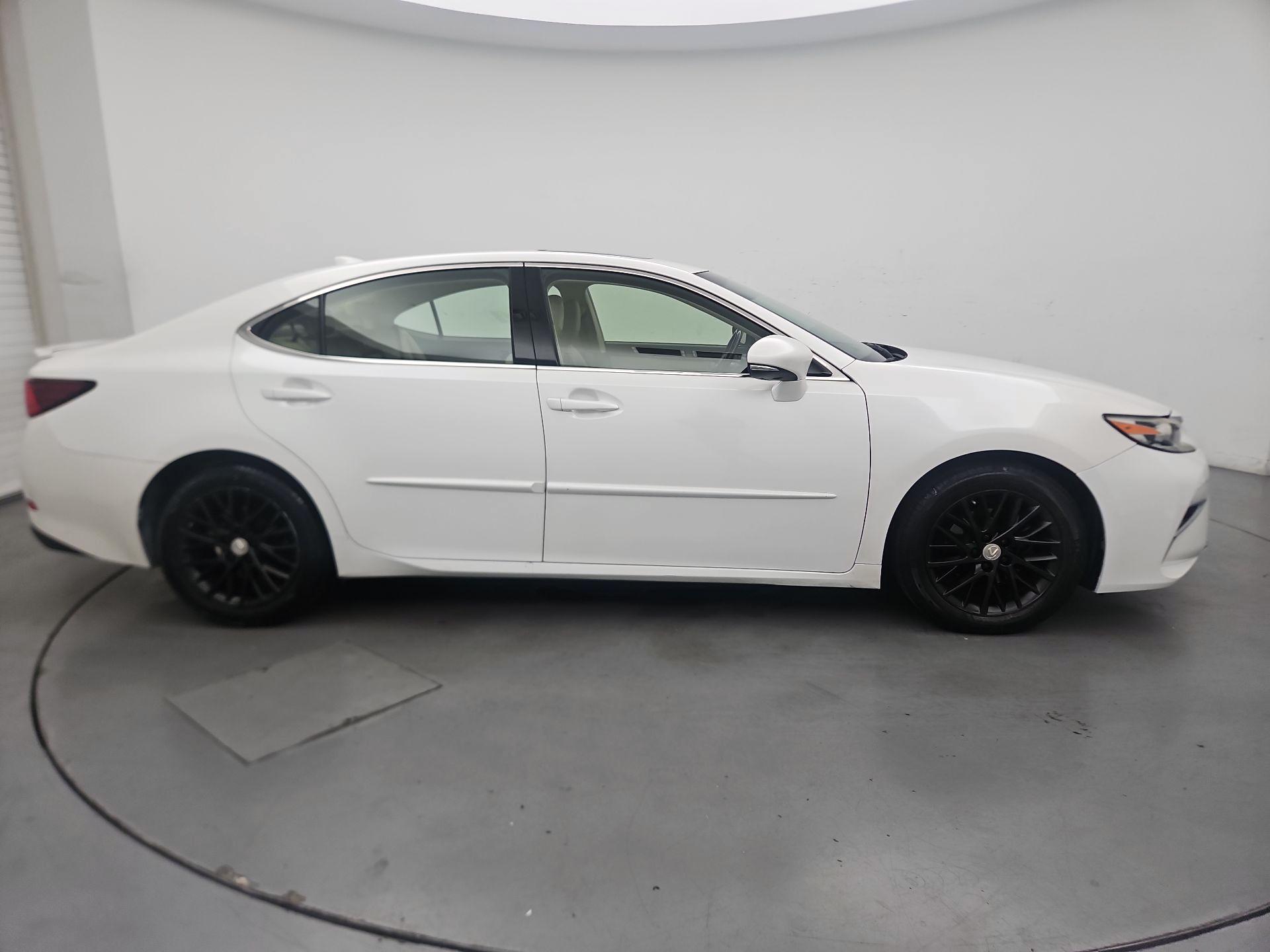 Thumbnail: 2016 Lexus ES - 4
