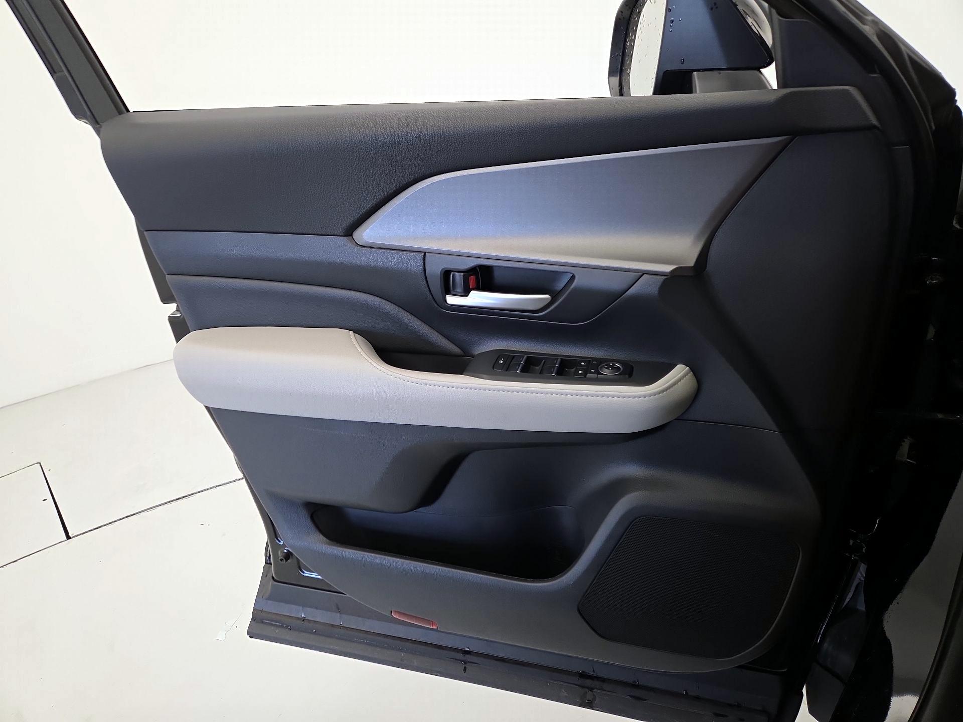 Thumbnail: 2026 Toyota Highlander - 12