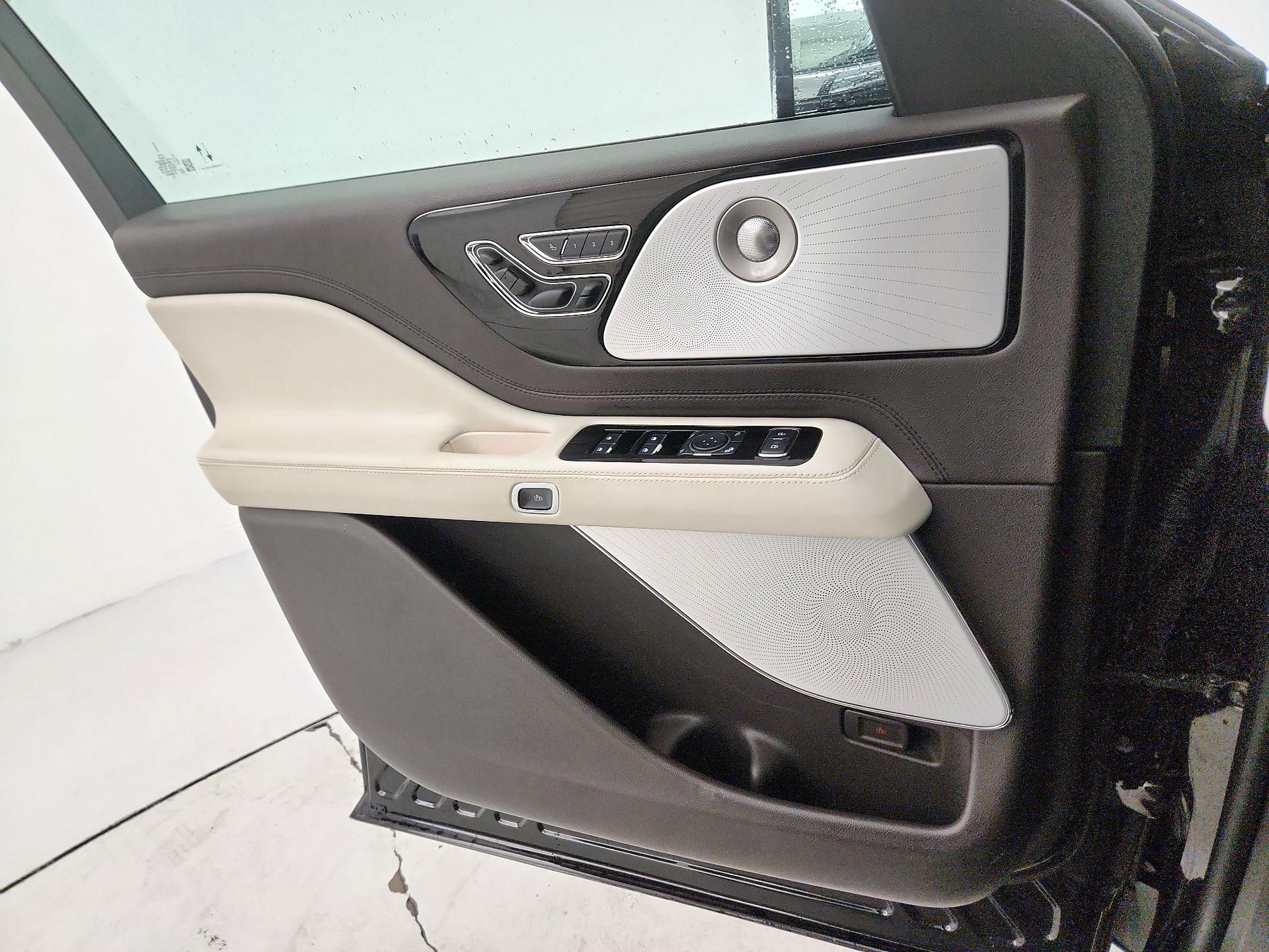 Thumbnail: 2020 Lincoln Aviator - 12