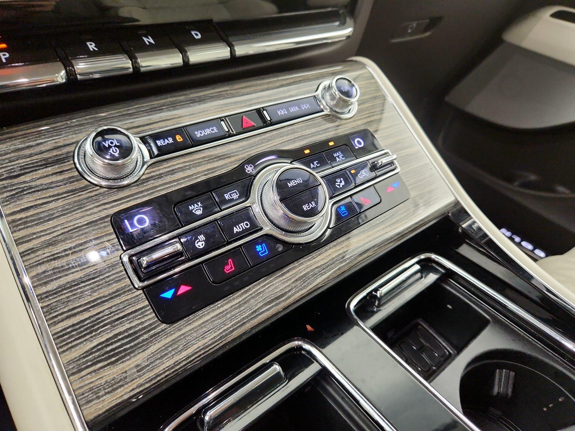 Thumbnail: 2020 Lincoln Aviator - 17