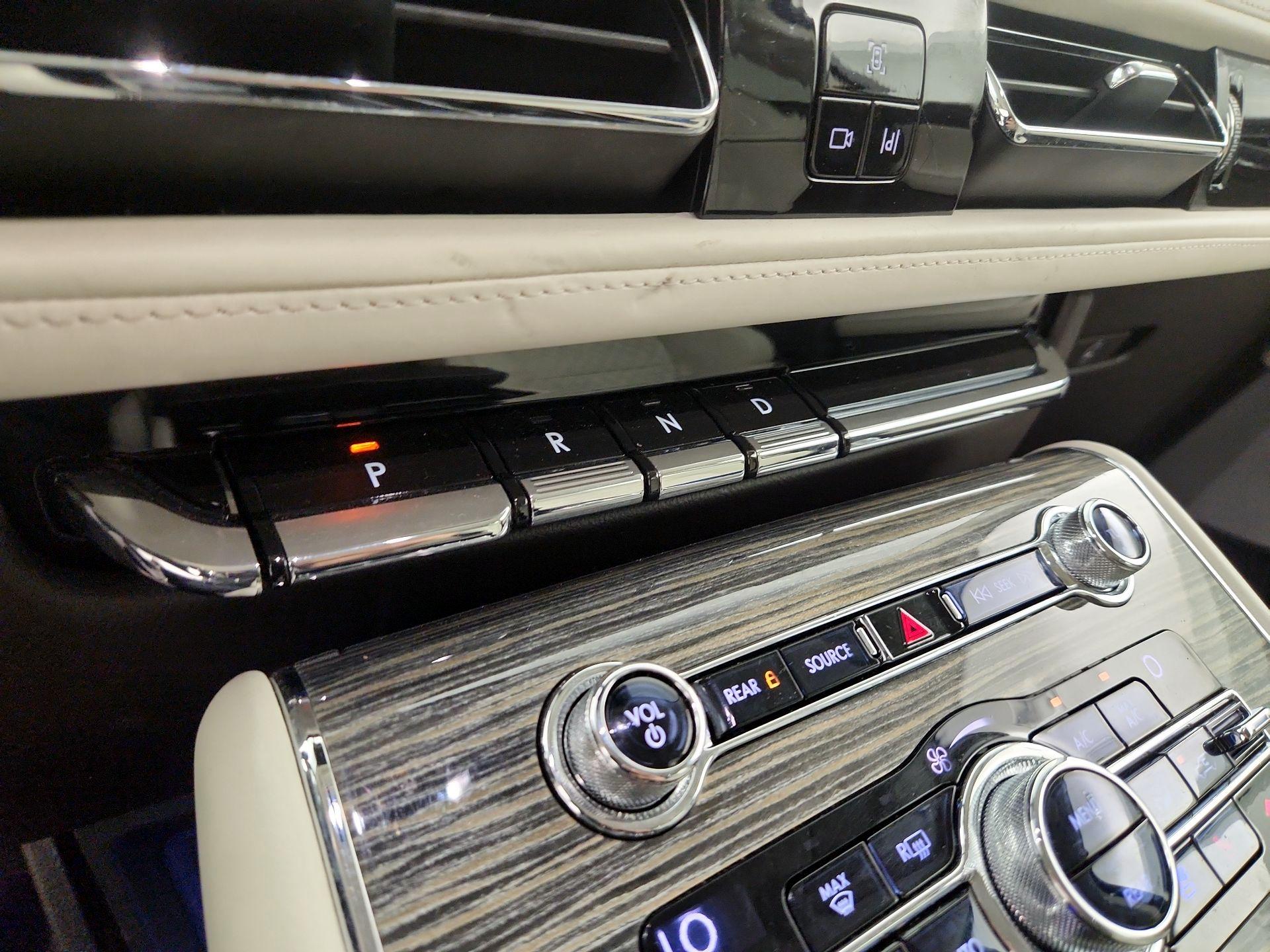 Thumbnail: 2020 Lincoln Aviator - 18