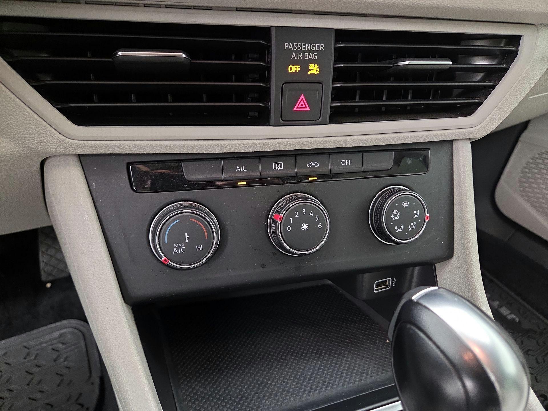 Thumbnail: 2019 Volkswagen Jetta - 16