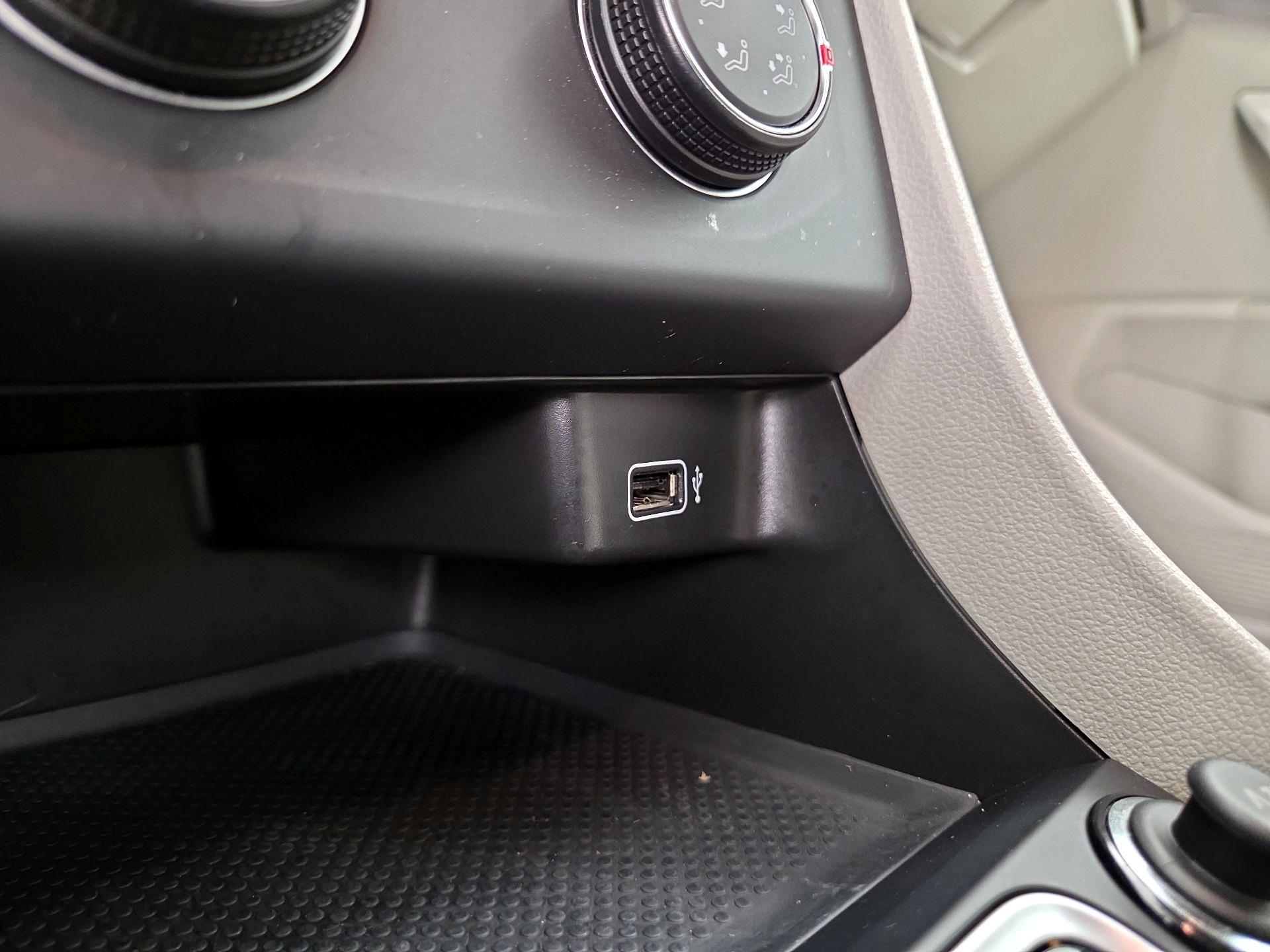 Thumbnail: 2019 Volkswagen Jetta - 18