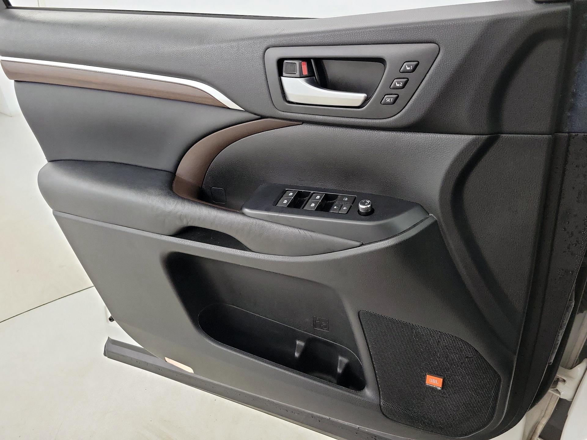Thumbnail: 2015 Toyota Highlander - 12