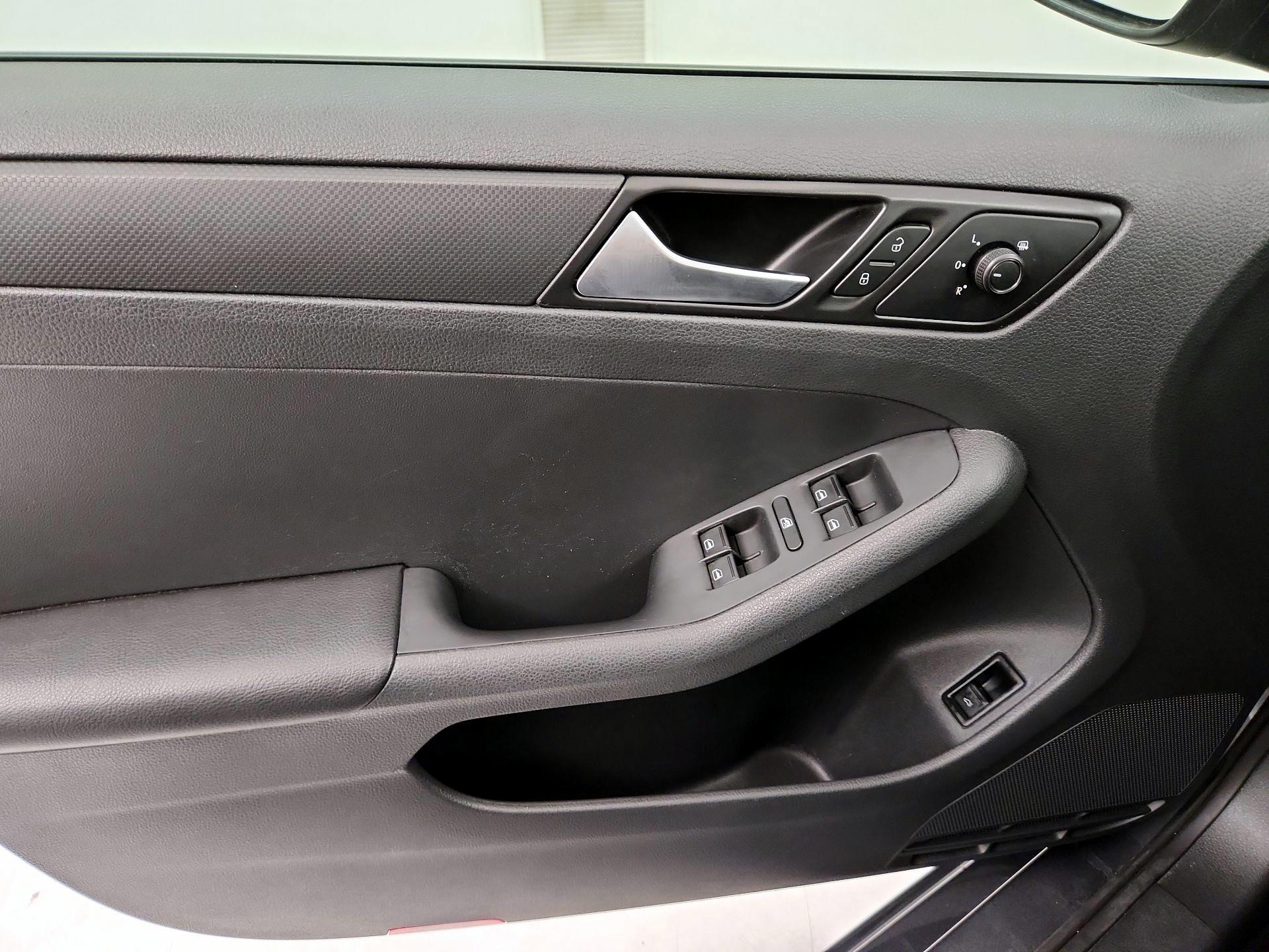 Thumbnail: 2016 Volkswagen Jetta - 12