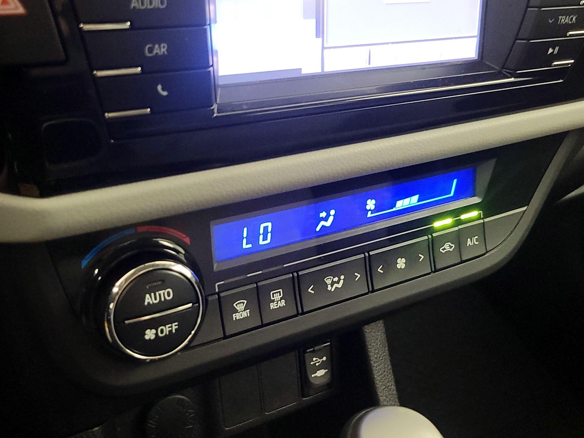 Thumbnail: 2015 Toyota Corolla - 16