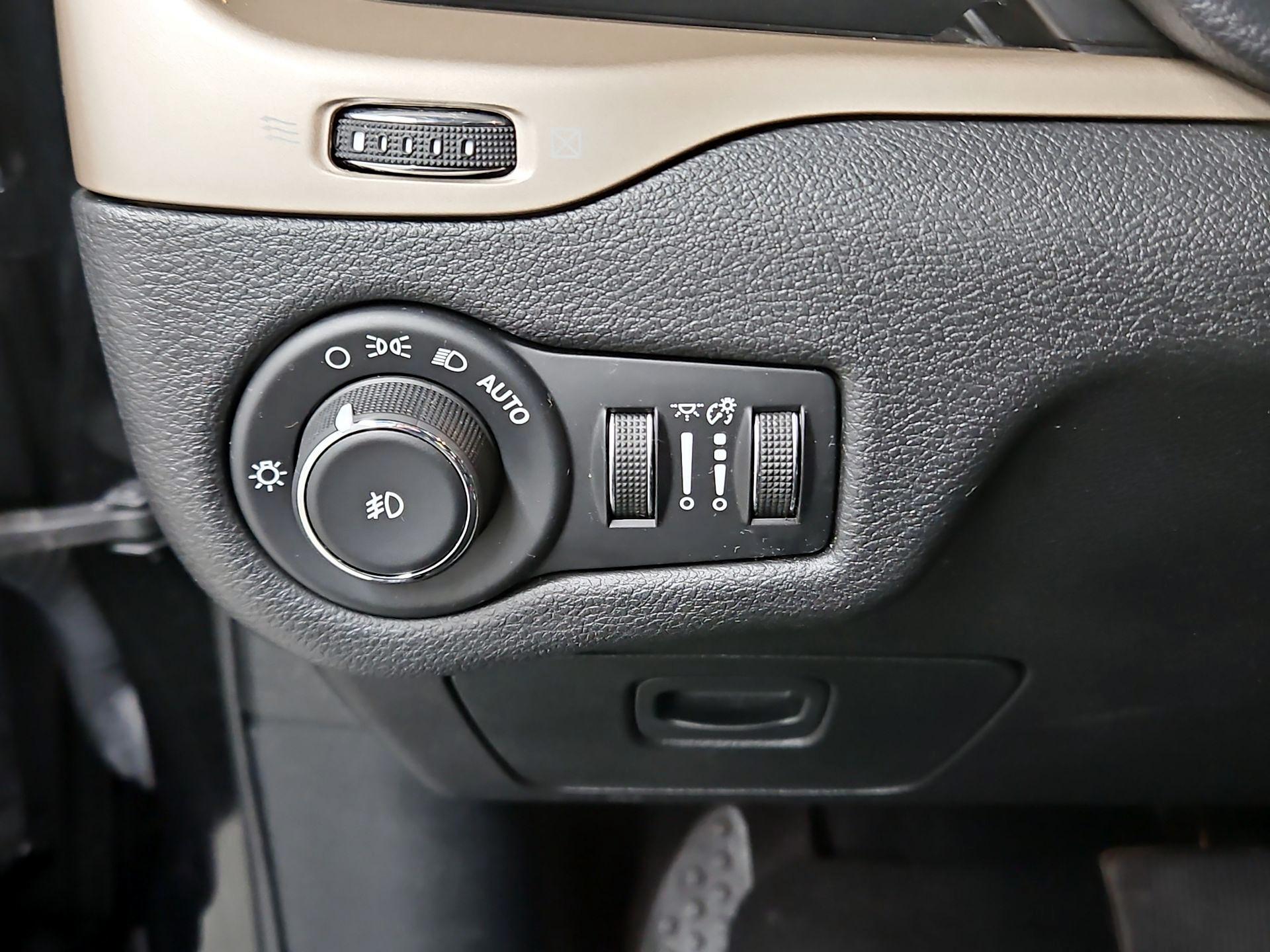 Thumbnail: 2017 Jeep Cherokee - 13