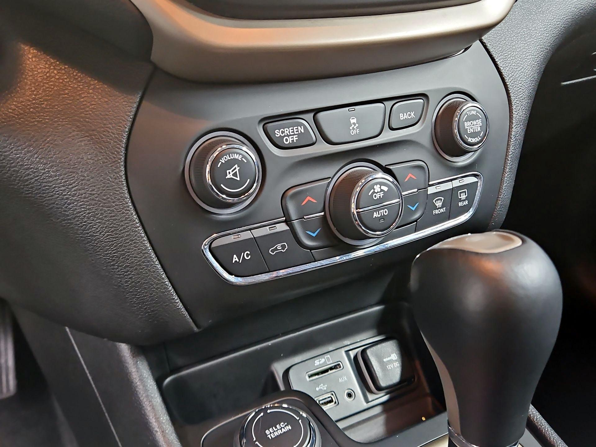 Thumbnail: 2017 Jeep Cherokee - 16