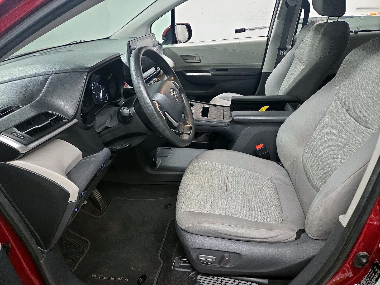 2021 Toyota Sienna LE - Photo 12